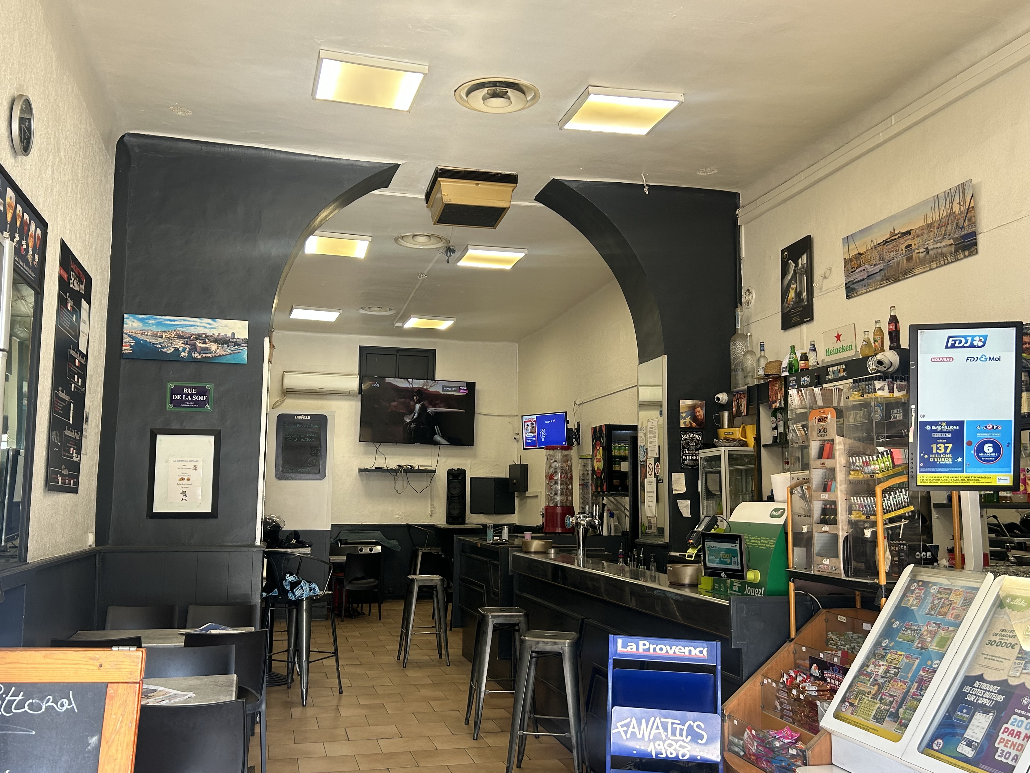 Vend fond de commerce bar tabac fdj pmu restauration avec 2 appartements  . Belle terrasse sur un axe passant , facilité de garer et terrains de boules en face .