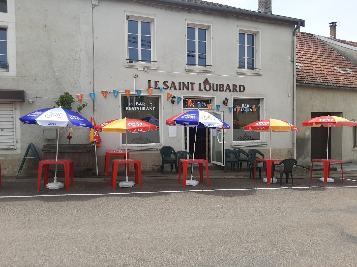 Cet Etablissement, situé dans un village de la Haute-Marne, au cœur du Parc National de forêt, proche d’Arc en Barrois, avec une activité en haut lieu de « chasse au grand gibier », à 15 minutes du Péage Langres Sud - 52250 Flagey, Péage de Langres Nord - A31 Rolampont - Sortie N°7, Péage de Chaumont-Semoutiers - A5 - Sortie N°24 à la lisière de la forêt de Chateauvillain et Arc en Barrois toutes les commodités à proximité, école sur le village.
Cette très belle affaire avec un potentiel à encore développer, conviendra parfaitement à un couple de professionnels ayant la volonté de construire un beau projet épanouissant. Les commodités à proximité avec son école, l’accueil de groupes dans les locaux de « la Maison de Courcelles » des parcours de randonnées pédestres, équestres, des associations animant le village (fêtes, pêche, chasse, activités diverses).
Un agencement de qualité avec une salle offre la possibilité de proposer des soirées à thèmes et développer le CA.
Un coin Tabac, jeux de grattages, Point Poste et épicerie.
La capacité d'accueil est de 35 personnes en intérieur et une quinzaine en extérieur avec une terrasse fermée en cours extérieure discrète et une ouverte devant l’établissement.
Un très bel appartement de type T5 est à disposition. Soit pour loger sur place ou comme actuellement de le louer en gîte de groupe (Si tel était le cas, possibilité de louer un logement communal tout confort situé juste derrière l’établissement). 
Possibilité d'achat des murs pour un montant de 140.000€ net vendeur.
Fond de commerce au prix de 70000 €. (à négocier)
SOUTIEN de la Commune :
Plusieurs possibilités sont à étudier avec les éventuelles personnes intéressées. 
- par l’achat des murs, avec petite location mensuelle.
- par l’achat des murs et fond et de mettre en gérance avec petite location mensuelle.

Plus de renseignements, nous contacter.