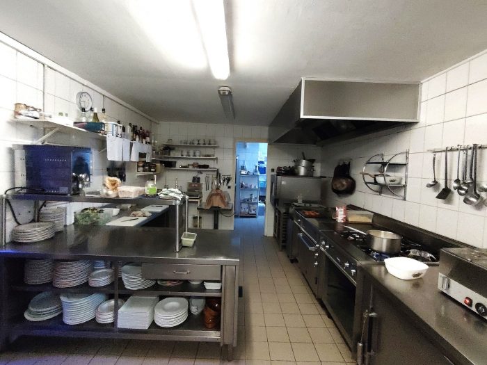 Proche Guéret, préfecture de La Creuse
Envie d'ouvrir un restaurant en Creuse avec plus de 100 couverts intérieurs ainsi que 100 couverts en terrasse, venez acquérir ce bel établissement comprenant sa maison d'habitation de 130 m².
La surface du commerce est de 261 m² avec son côté bar, sa salle de réception contenant son four à pizza, sa cuisine équipée, ses wc, son cellier, les sanitaires du personnel, sa cave.
L'établissement possède un parking privé goudronné ainsi qu'un garage privé.
La Maison est mitoyenne, se compose d'une grande pièce de vie avec cheminée, à l'étage une grande salle de bain et quatre chambres.
Le jardin se compose d'une pelouse sur une partie et l'autre partie est en pavé pour accueillir les clients.
Cet ensemble immobilier à pignon sur rue, à déjà sa clientèle.
Chauffage au gaz de ville, double vitrage, tout à l'égoût, taxe foncière de 4000 €.
Contactez votre agence AKA IMMOBILIER au 06.67.38.06.25 pour découvrir cette belle opportunité.
Ce bien est affiché au prix de 224 000 € Frais d'agence inclus dont 10,71% d'honoraires à charge acquéreur.
Référence AH23038
Les informations sur les risques auxquels ce bien est exposé sont disponibles sur le site Géorisques : www.georisques.gouv.fr.