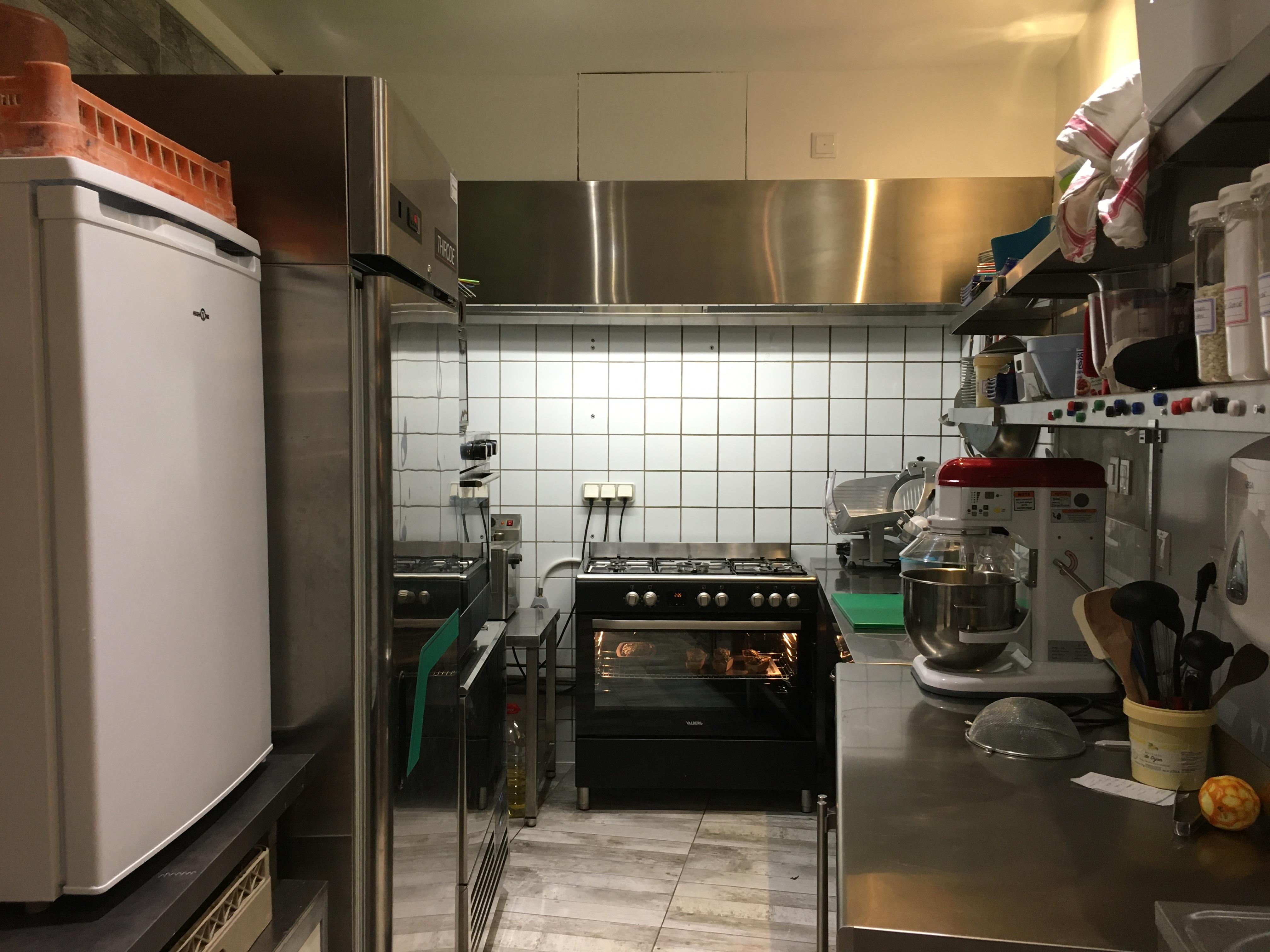 🍽 VOUS AVEZ UN PROJET DE RESTAURATION TRADITIONNELLE, DE SNACK, PIZZA, OU AUTRE CHOSE ENCORE ? C'est le moment de vous décider : bientôt il sera trop tard pour commencer la saison ! Oui, bien sûr, ce restaurant fonctionne actuellement toute l'année, mais quoi de mieux que de commencer à la belle saison, lorsque les touristes de montagne, les campeurs du Lac du Sautet, les amateurs de voile, les amoureux de Via Ferrata et les visiteurs de ND-de-la-Salette sont là ? 

Marre de la ville, de la pollution, des transports ? Venez vivre au rythme de la montagne, dans un joli cadre à dimension humaine.  PRIX PLUS QUE RAISONNABLE POUR CE FONDS DE COMMERCE qui marche bien (même notre comptable nous dit que notre prix de vente est très bas), mais nous, ce que l'on veut, c'est que ce lieu continue de vivre après notre départ en retraite. Alors n'hésitez plus !

LOCALISATION
Le restaurant est situé dans un village sur la route Napoléon (très fréquentée) entre Gap et Grenoble, à la limite de l'Isère et des Hautes-Alpes (d'où l'annonce dans les deux départements), au pied des Écrins, à 3km du lac du Sautet, 14km de la Salette (2e lieu de pèlerinage en France), proche du Valgaudemar, du Champsaur et des stations de ski du Dévoluy ou d'Orcière-Merlette.
Corps est un village toutes commodités : commerces, école, maison médicale, pharmacie, agence postale, cinéma itinérant, nombreuses associations.

LE RESTAURANT
- Une salle pouvant accueillir 24 convives (32 m²), avec une petite terrasse pouvant recevoir 4 couverts supplémentaires.
- Une cuisine équipée et d'un coin bar (14 m2). Elle permet aujourd'hui de servir 24 couverts en salle (cuisine traditionnelle) et 40 à 50 plats si c'est à emporter. Bien davantage si vous faites une restauration de type snack ou pizza.
-  Un cabinet de toilettes avec lave-mains et WC indépendant (4 m²).
- Une réserve aménagée en sous-sol (30 m²), accessible depuis le restaurant par un escalier, et possédant une entrée spécifique donnant sur la rue pour les livraisons. 

CLIENTÈLE
Répartie également entre clientèle de passage et clientèle locale.

LA VENTE DU FONDS DE COMMERCE COMPREND :
- Le droit au bail 3/6/9 qui court jusque fin septembre 2030.
- La licence III.
- La clientèle et son carnet d’adresses (1400 contacts en 2025).
- Le matériel de cuisine et le mobilier.
- Le site Internet, la plateforme de réservation en ligne, la page FB.
- Son enseigne.
- Pas de salarié à reprendre.

CHIFFRES : ÇA MARCHE !
- CA : 163 000 € en 2023, établissement fermé en 2024, 106 500 € en 2025 car reprise avec petit rythme dû à nos grands âges 😉
- Loyer : 794 € / mois
- Taxe foncière annuelle : 547 €

DÉVELOPPEMENTS POSSIBLES
Nous avons exploité ce restaurant avec la capacité de nos âges (57 et 66 ans) c'est à dire à notre petit rythme. L’activité peut évoluer vers une extension des horaires d’ouverture ou vers un autre type d’offres :
- Développement des plages horaires (ouverture tous les midis, ouverture midi et soir en période estivale.)
- Développement de la vente à emporter qui aujourd’hui ne constitue qu’une toute petite part ou d’une restauration rapide avec des produits de qualité (sandwichs, salades, pizzas...).
- Développement de la limonaderie ou salon de thé ou petits déjeuners.
- Développement d’un dépôt de pain ? (Le village n’a plus de boulangerie depuis septembre 2025).
- Étudier la possibilité de monter une terrasse provisoire de l’autre côté de la route pour la période estivale (voir avec la mairie, on nous l'avait proposé l'an passé).

Y A PLUS QU'À !
Immédiatement opérationnel ! Ouvrez demain et le restaurant se remplit ! C'est à vous maintenant !

Florence et Jean-Marie.