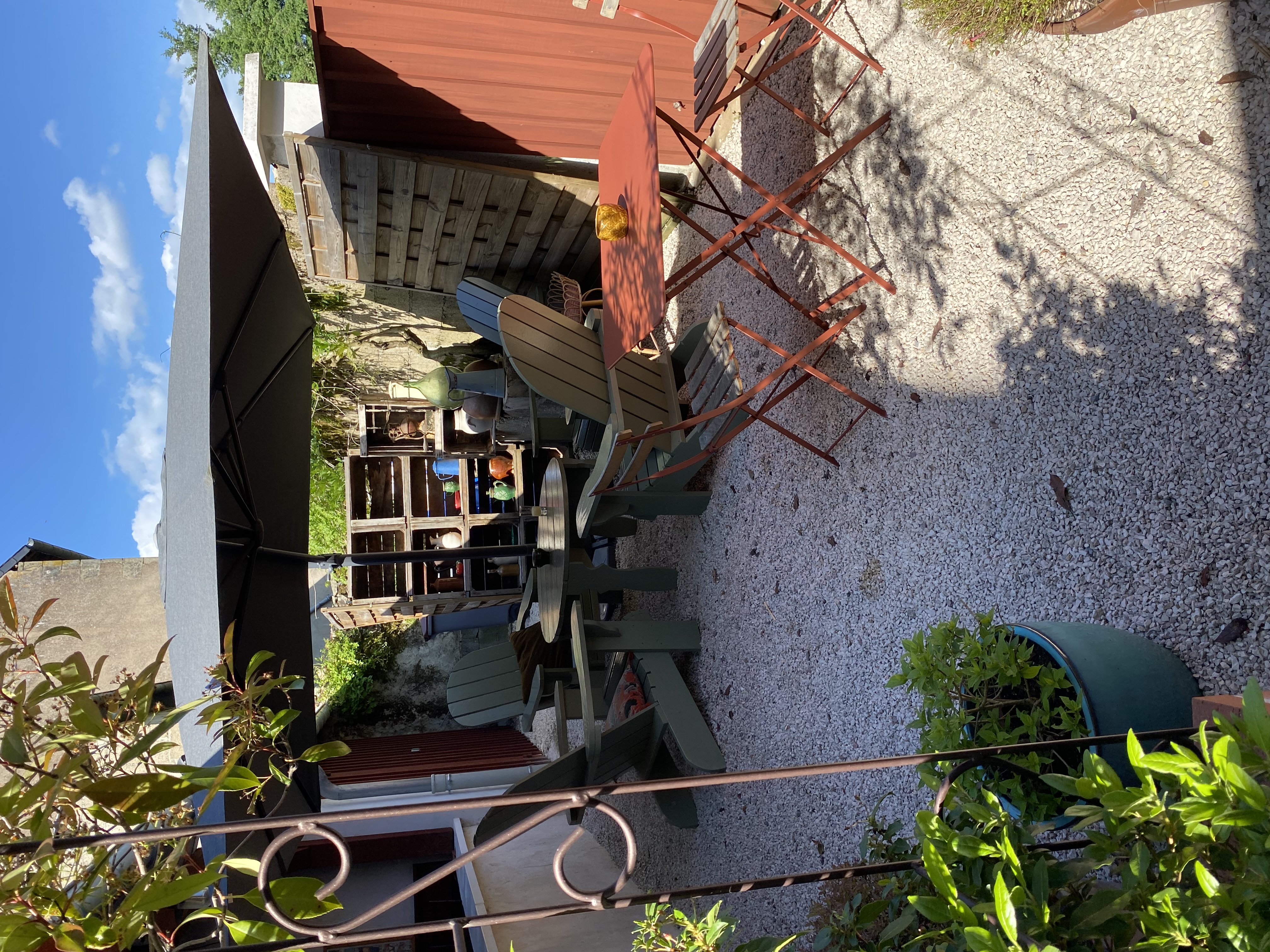 Fond de commerce Bar (licence 4), tabac et restaurant à vendre dans le Morvan. Salle de 30 couverts, terrasse de 15 places ainsi qu’une terrasse couverte d’environ 25 places. Appartement refait entièrement à neuf, cave, cellier et réserve.Chiffre d’affaires en progression .Possibilité d’achat des murs.