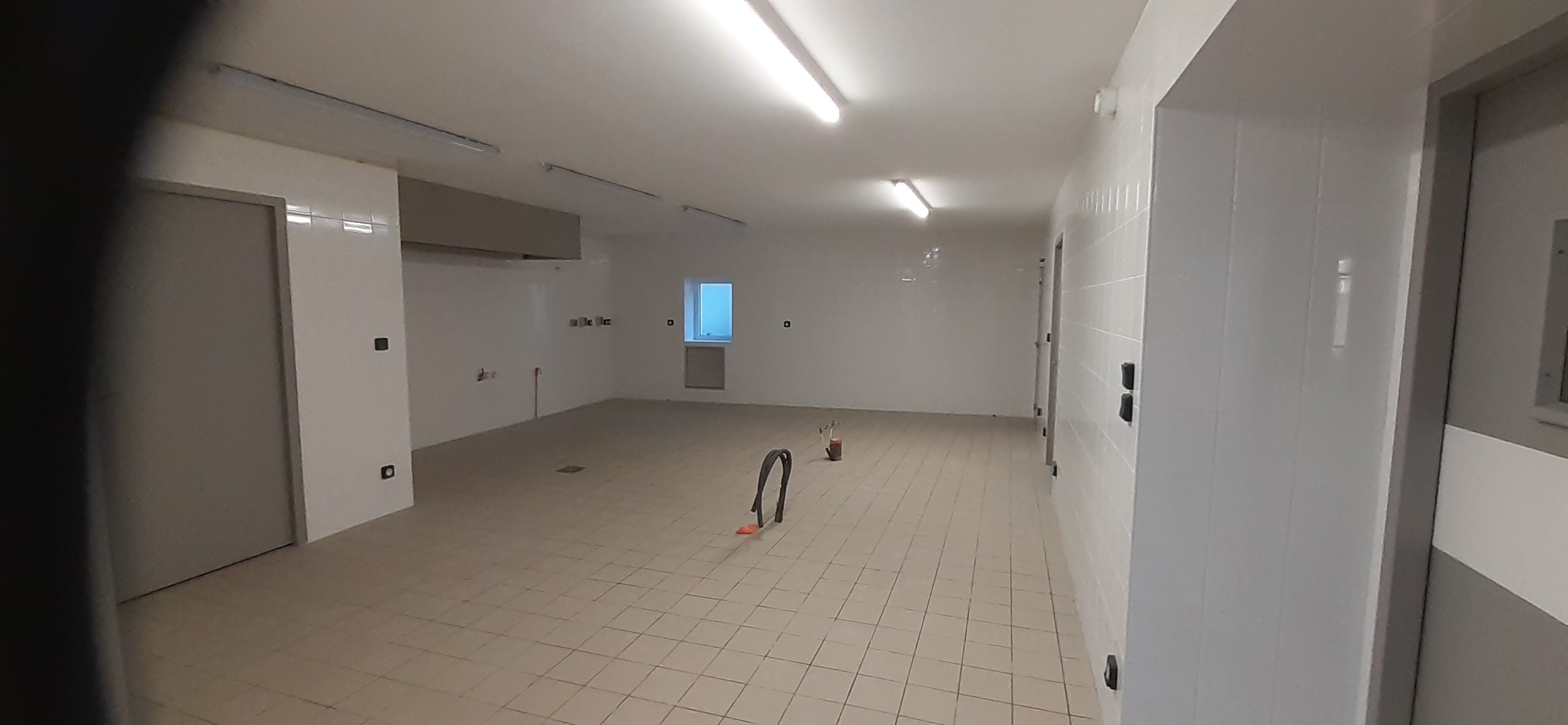Proposition d'un bail commercial sans pas de porte.
Castelnau Chalosse , commune à une vingtaine de kilomètres de DAX, recherche son futur cafetier restaurateur. L'établissement appartenant à la Mairie a été refait entièrement à neuf et dispose d'un grand parking. Sa surface de 250m² (hors espace extérieur 40 m²) permet d'accueillir une centaine de couverts. Fermé depuis plusieurs années, il manque à la population locale et aux clients de passage. Le loyer est de 800€ HT mensuel incluant la licence IV. Les mobiliers du bar restaurant et équipements de cuisine sont à financer. 
Nos nombreuses associations sont très actives sur Castelnau, de nombreuses visites touristiques sont proposées à notre maison de la vannerie, ainsi qu'à notre quiller municipal qui propose une initiation à la pratique du jeu ancestral de quilles de neuf. Notre commune est située sur 2 axes routiers très fréquentés. L'Océan est à 50 mn et les Pyrénées à 1h . Nous sommes en plein cœur de la Chalosse, région dynamique et sportive située au sud du département des Landes. Nous ne connaissons pas de saison morte, à savoir: la période hivernale est animée avec les rencontres de basket très actif sur Castelnau et la période estivale rythmée par les nombreuses fêtes hebdomadaires organisées sur l'ensemble de notre belle région. D'autres atouts complètent l'attractivité de notre village.