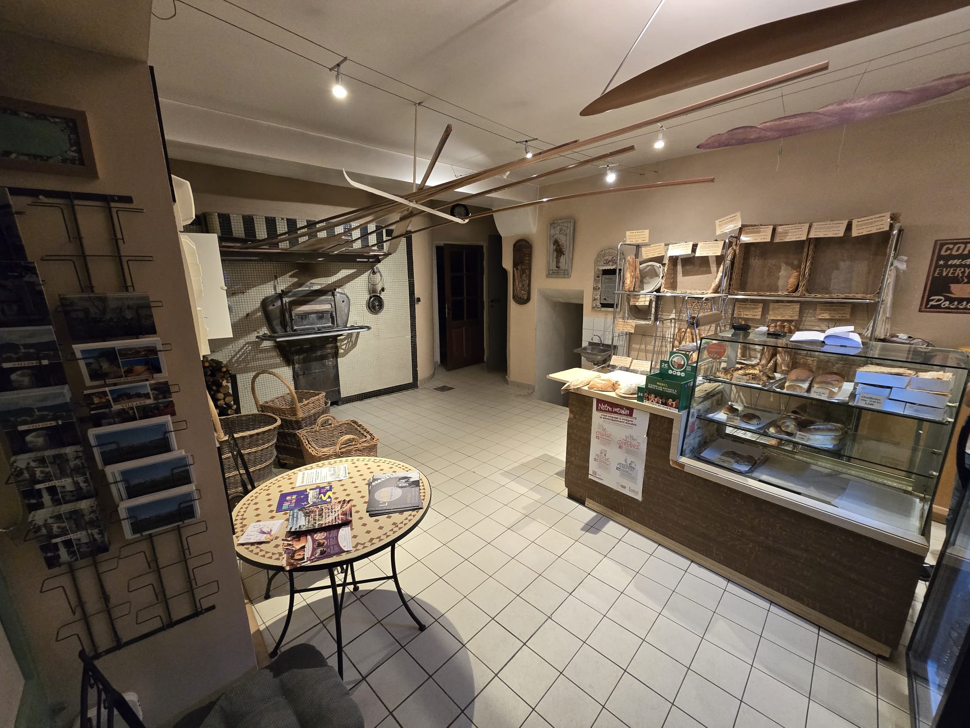 Magnifique boulangerie de village au feu de bois avec logement inclus

Située au cœur du Luberon ( Villars 84) dans un charmant village, cette boulangerie traditionnelle au feu de bois bénéficie d'un cadre authentique et d'un fort potentiel de développement.

Partie professionnelle :

Fournil / laboratoire de 127 m²

Cave de 46 m²

Espace de stockage du bois extérieur de 10 m²

Loyer mensuel : 457 €

Partie habitation :

Appartement T4 de 95 m²

3 chambres

Terrasse de 20 m²

Loyer mensuel : 701 €

Loyer total mensuel (commerce + logement) : 1 158 €

Une belle opportunité pour un artisan boulanger souhaitant allier activité professionnelle et qualité de vie dans un environnement villageois chaleureux.