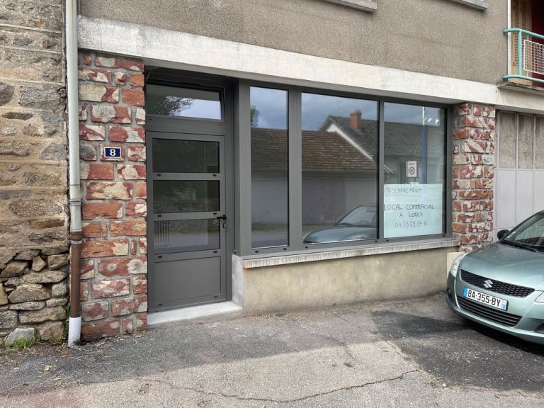 La commune de Saint-Avit se situe dans le Puy de Dôme, au coeur des Combrailles, entre Aubusson et Clermont-Ferrand.
Elle fait partie de la Communauté de Communes Chavanon Combrailles et Volcans sur une zone de basse et moyenne montagne.
Ce petit village de 250 habitants dispose de services de proximité et activités diverses : écoles, clubs sportifs, comités des fêtes, salon de coiffure, garage automobile...
La filière bois et l’agriculture sont les activités prédominantes. Les sites industriels de scierie à Saint-Avit emploient des dizaines d'habitants du territoire.

Au sein de ce local, toute activité commerciale, artisanale ou de bureau est envisageable pour les habitants et touristes du territoire.

Un bail locatif 3/6/9 ou bail courte durée proposé pour ce local de 37m2 au 8 route d’Aubusson.

Situé au coeur de bourg de Saint-Avit, à deux pas de l’école, le local se situe sur la rue principale entre Clermont-Ferrand et Limoges. Il se compose d’une pièce de 25m2 pour l’activité, d’une cuisine/salle de repos et de sanitaires. Refait à neuf, il dispose d’une vitrine lumineuse à double vitrage, d’une nouvelle isolation des murs et de l’électricité, de nouvelle fenêtre et un plafond coupe-feu. Initialement une droguerie, toute activité commerciale, artisanale ou de bureaux est envisageable.

Ouvert aussi à toute possibilité de bureaux partagés. Chauffage central (provision à réaliser pour les charges), eau chaude, WC...