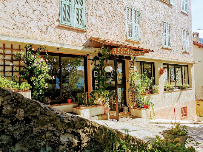 Auberge située à SAINT LEGER (06) à 1000mètres d'altitude, aux portes du parc du Mercantour et des gorges du Verdon, 
C'est le lieu de rencontre privilégié des habitants de la Commune. L’établissement est situé sur de nombreux itinéraires et bénéficie d’une large fréquentation grâce aux locaux, aux randonneurs, cyclistes, motards, grimpeurs, canyoning… Le potentiel est réel avec une auberge qui possède une belle capacité d’accueil.
Le profil des gérants recherché est : un(e) cuisinier(e), ayant une expérience solide afin de satisfaire pleinement les locaux et visiteurs et une seconde personne pour l’accueil au bar et l’hébergement, idéalement en couple. Dans ce lieu de convivialité et d’échanges, il serait souhaitable de développer également la vente à emporter de plats cuisinés, dépôt de pain en saison estivale, etc
Ce type d’activité demande un investissement important. 
L'auberge du Coustet est composée :
1 hôtel de 7 chambres
deux gites d'étapes de 11 et 13 places
1 bar restaurant  AVEC LICENCE iV
 Permis d'exploiter exigé
Le loyer mensuel est de : 450€/HT 
Une caution de 8500€ est demandée et encaissée
Début d'exploitation : avril 2025
Auberge située en zone FRR
Merci d'envoyer votre candidature avec lettre de motivation, CV et CNI par mail
Une visite des locaux et un entretien seront organisés ensuite