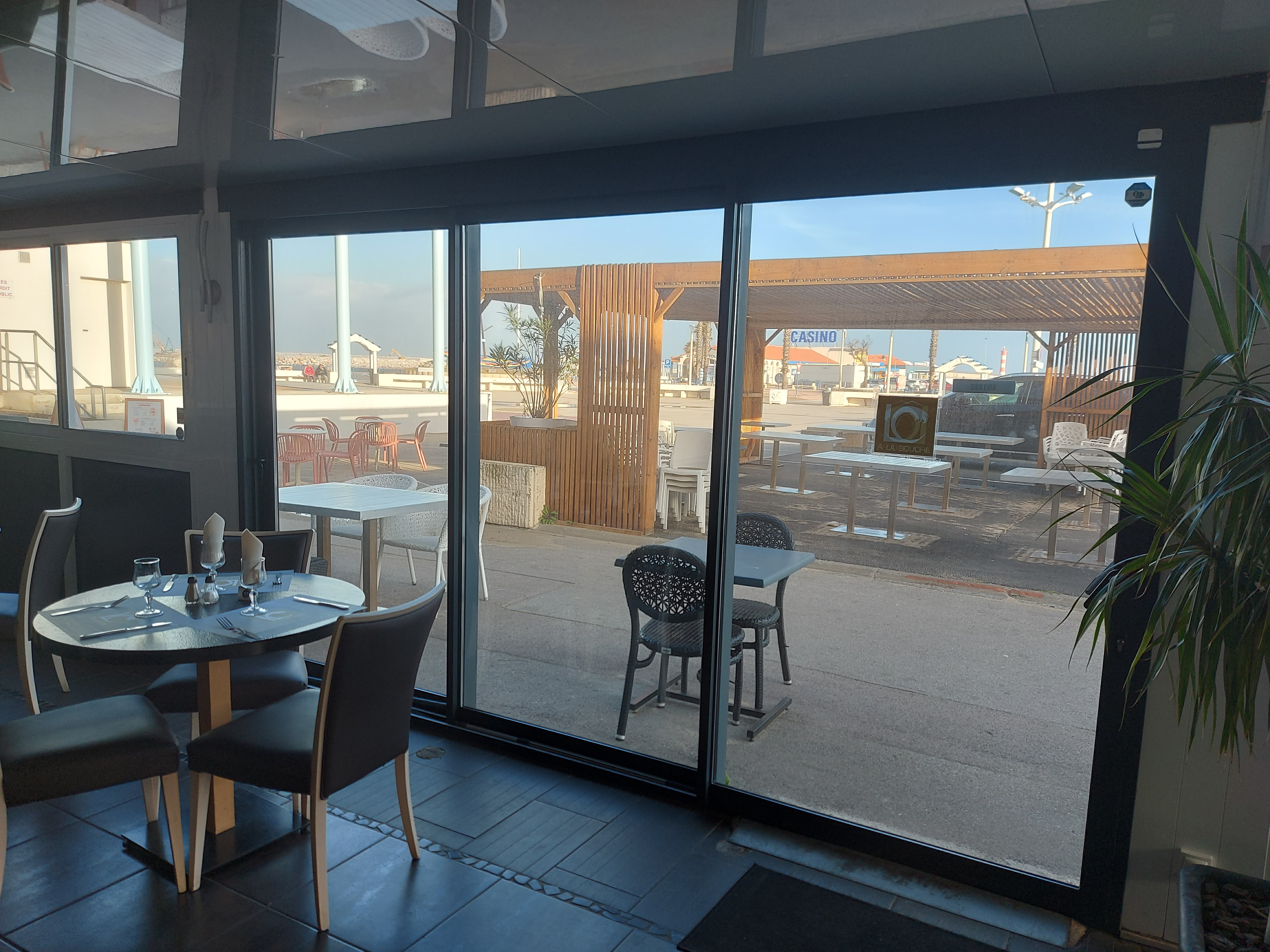 Opportunité de reprise d'un restaurant traditionnel idéalement situé face à la Méditerranée, bénéficiant d'une excellente visibilité et d'un environnement privilégié sur le littoral audois.

 

Exploité depuis plus de 20 ans, l'établissement bénéficie d'une clientèle fidèle composée à la fois de résidents locaux, de touristes et de visiteurs de passage. Ouvert à l'année, son emplacement stratégique en bord de plage lui permet de bénéficier d'une forte attractivité durant la saison estivale tout en conservant une activité régulière hors saison. 

Le restaurant dispose d'une capacité d'accueil d'environ 140 places, réparties entre une salle intérieure d'environ 80 couverts et une agréable terrasse de 60 places avec vue mer.

L'outil de travail est particulièrement qualitatif : cuisine professionnelle entièrement équipée, matériel entretenu et en bon état, mobilier récent en salle comme en terrasse. Aucun investissement significatif n'est à prévoir, permettant une reprise immédiate de l'activité dans d'excellentes conditions.

L'affaire réalise un chiffre d'affaires annuel d’environ 320 000 € et présente encore des perspectives de développement pour un repreneur souhaitant renforcer certains axes d'exploitation ou de communication.

 

Cette affaire conviendra particulièrement à un professionnel de la restauration ou à un couple d'exploitants recherchant un établissement clé en main dans un cadre de vie privilégié en bord de mer.

 

Dossier complet et informations financières disponibles après premier échange et engagement de confidentialité.
Annonce gérée par la CCI Aude, premier contact par email à m.marcer@aude.cci.fr