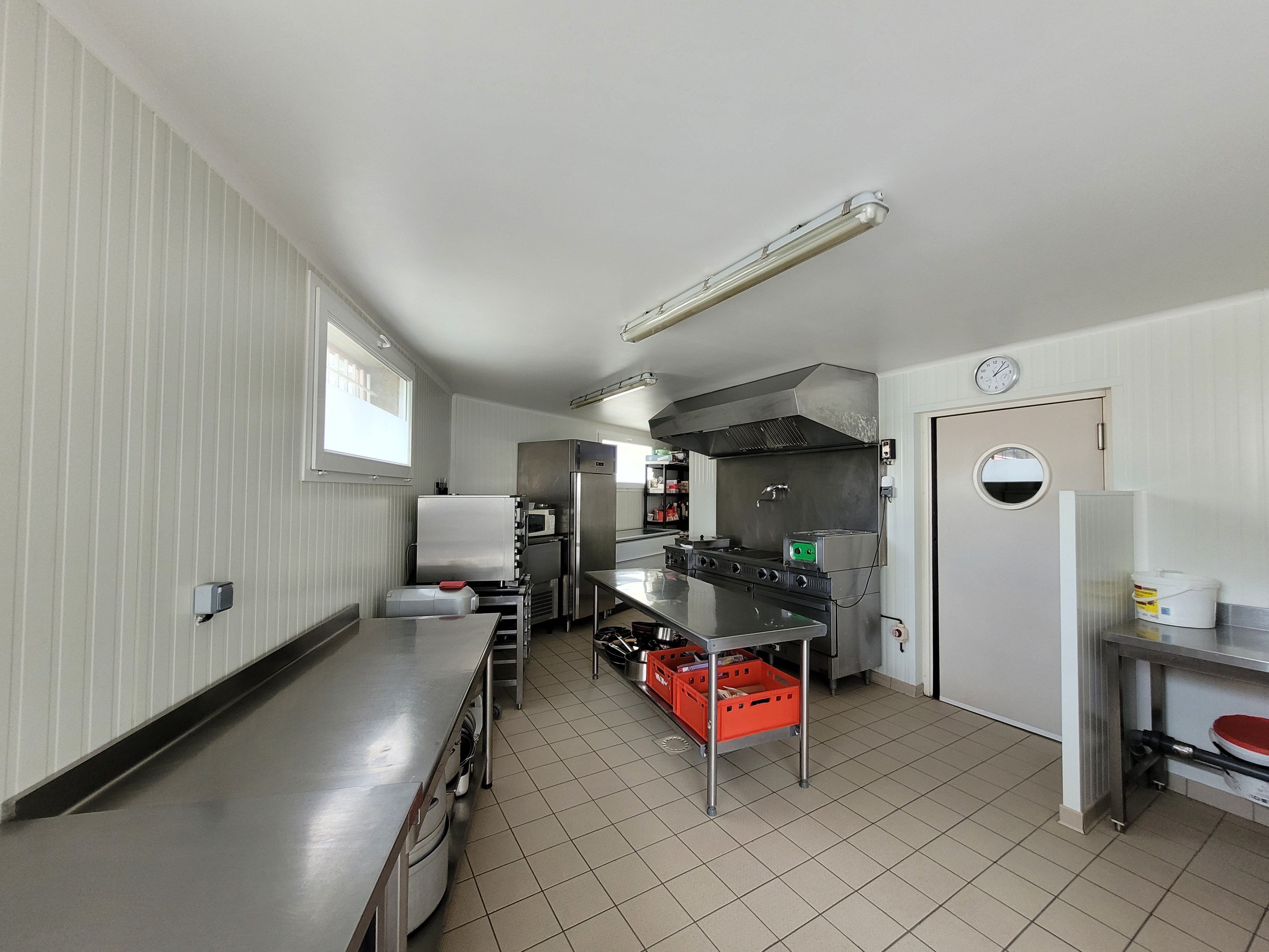 Mur et matériel pro dans commune nord haute Loire.
(3 bâtiments comme sur la photo communiquant à chaque étage)
Limitrophe Loire , Puy de Dôme, 1h St Etienne, 40 mn Le Puy en Velay, 
2h Clermont Ferrand, 1h30 Lyon.
Bâtiment entièrement rénové (menuiserie, isolation, ....).
Création d'un gîte en 2020, capacité 10 personnes (3 chambres), salle de bain PMR dans chaque chambre, accès indépendant par terrasse avec digicode.
Logement privé sur place, petite cour, 1 garage.
Vendu avec matériel de cuisine, salle et gîte.
Bâtiment convenant pour faire une maison sénior partagée.
Capacité 50 couverts.
Ideal couple
VENTE TOTALE
PAS DE GERANCE NI LOCATION