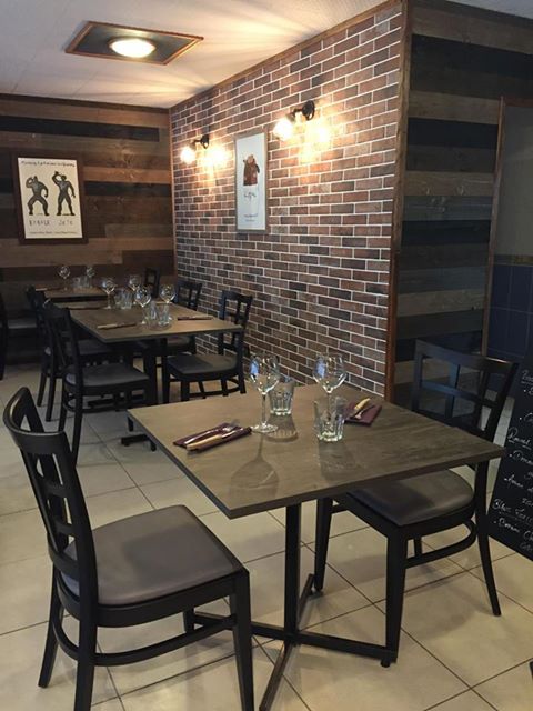 Pizzeria a vendre , emplacement No 1 dans une ville côtière dynamique , située au centre d'une ville vivante et commerçante , bénéficiant d'un fort passage tout au long de l'année.
Bonne rentabilité , clientèle fidèle , régulière et diversifiée , activité en place avec fort potentiel de développement , possibilité de création d'un autre concept de restauration ( crêperie , kebab , ou cuisine du monde ) et d'installer une terrasse 
Une belle opportunité pour un porteur de projet ou un couple souhaitant s'installer dans un cadre agréable tout en développant une activité rentable