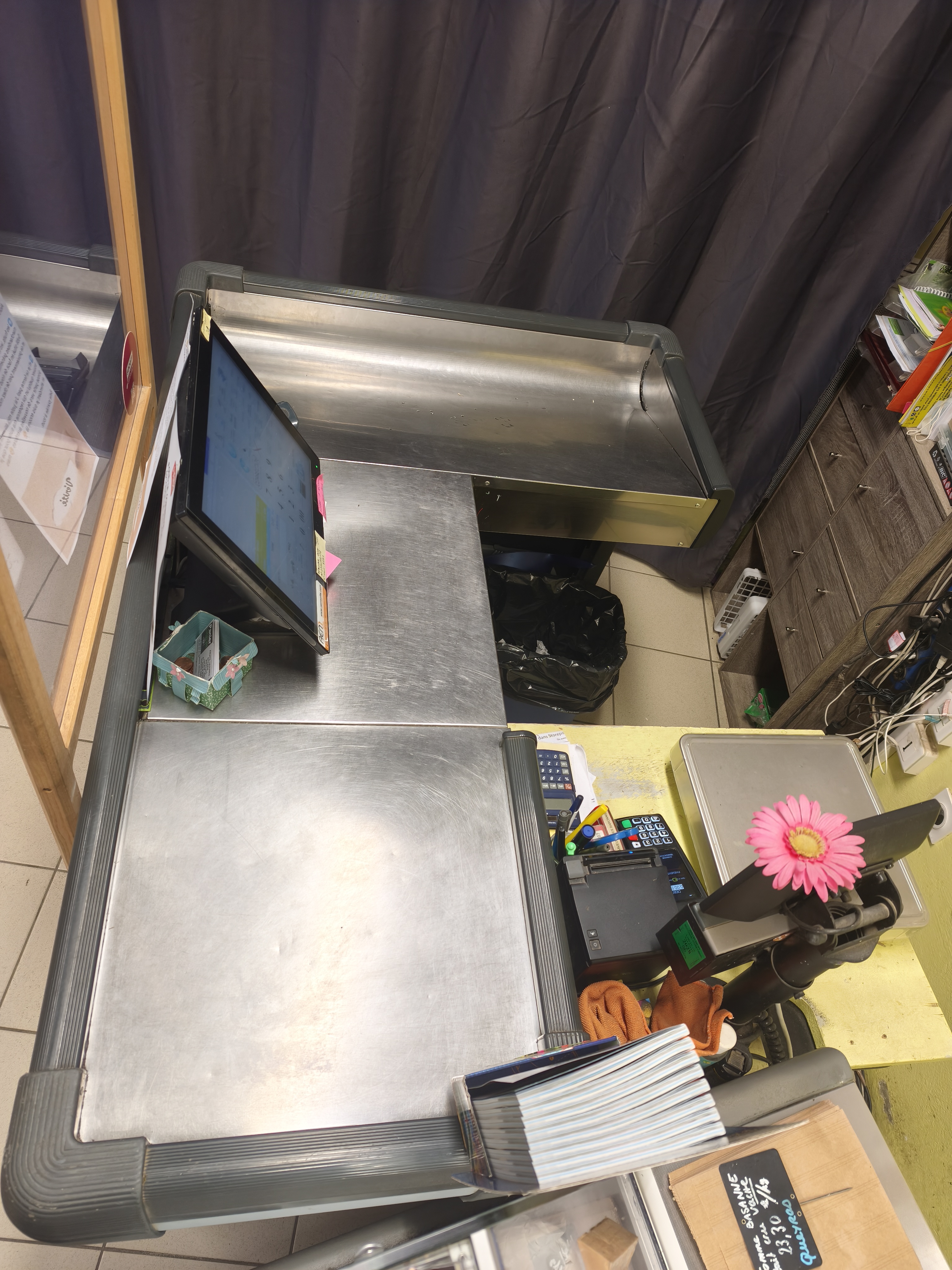 Épicerie à la croisée de 3 vallées : Hautes-Alpes, Baronnies et Drôme dans un charmant village classé petite cité de caractère.
C'est un commerce qui tourne toute l'année grâce notamment aux personnes du coin et qui a un pique d'activité l'été grâce au tourisme!
Elle est en progression et offre la possibilité de la développer d'avantage !
Il y a une machine à reproduire les clés, une photocopieuse, une plastifieuse de documents. Et nous sommes aussi relais pick-up.
La surface de vente est de 80 mètre carré et la réserve/cave 40 mètre carré.
Je la vends car après presque 15 ans à la gérer j'aimerais changer de voix.
Le loyer est actuellement de 523 euros et sera un peu réévaluer pour le vente .
Le bail commercial sera renouvelé pour 9 ans.
Le prix de vente comprends le fond de commerce et les équipements, auquel il faudra rajouter le stock.
N'hésitez pas à me contacter pour de plus amples informations.