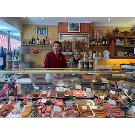 Installé depuis 35 ans tenue avec passion et savoir-faire, nos parents recherchent un repreneur pour leur boucherie de proximité situé dans le centre-ville de Luisant.
Reconnue par sa qualité de produits et de sa clientèle fidèle, locale comme de passage,
L’établissement est reconnu et bénéficie d’un excellent emplacement. Des places de parkings sont gratuites devant l’enseigne ce qui facilite l’accès.
 
La boucherie est proche des commodités : restaurant, bar tabac, boulangerie, poissonnerie.
La boucherie dispose d’un laboratoire, d’un frigo équipé, d’un point de vente., d’un espace plonge, d’une cave. La boucherie dispose d’un étage avec deux pièces. 
Une très belle opportunité s’offre à vous dans une ville dynamique et proche de Chartres.
 
Il est temps que nos parents prennent leurs retraites pour de nouveaux projets et cela devient urgent.