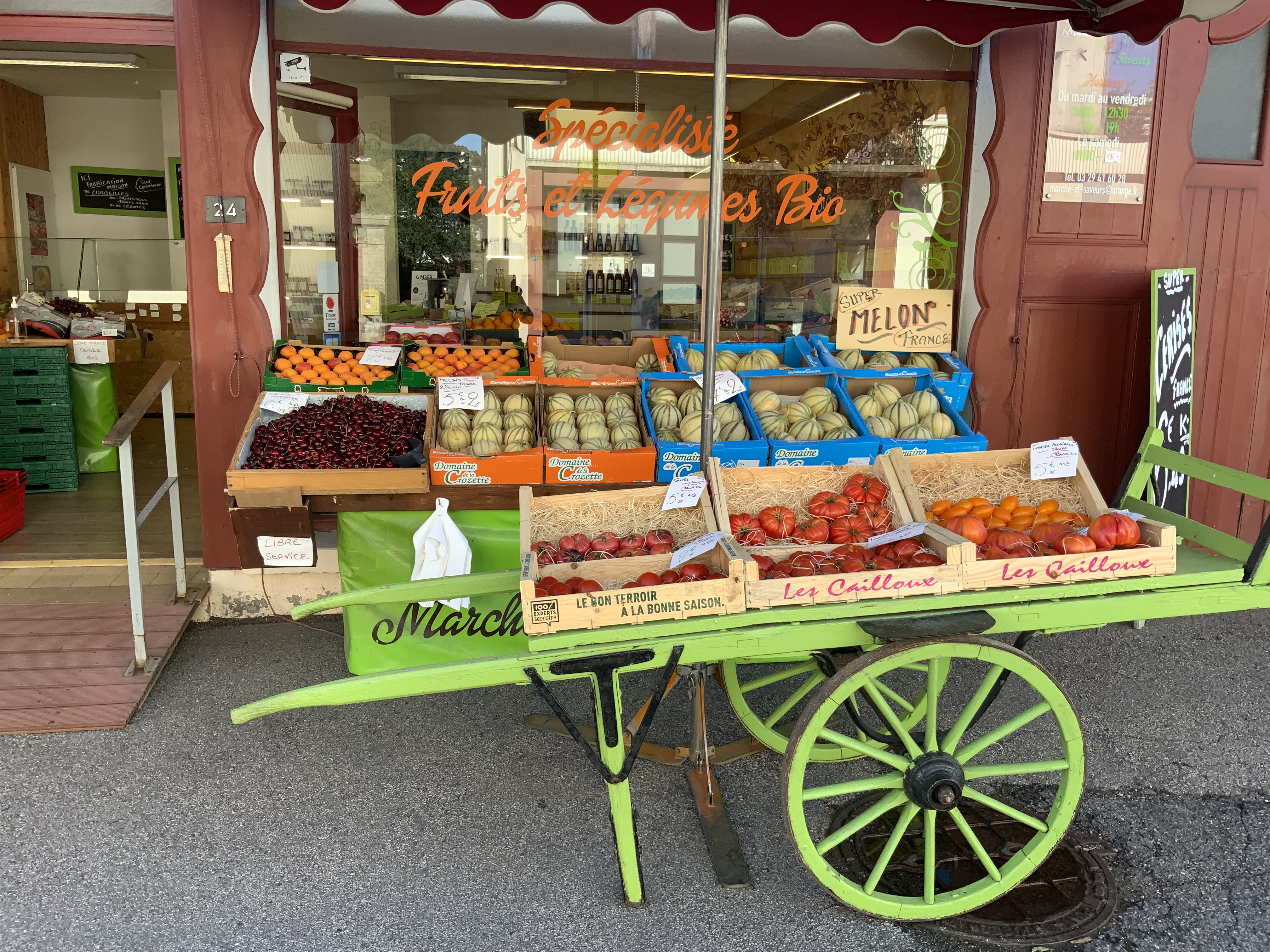 vends pour cause de retraite à Gerardmer ville très touristique
magasin de fruits et légumes (bio et conventionnel)
Local de 120 M2 comprenant une partie magasin de 50 M2 et une réserve de 70 M2 avec chambre froide.