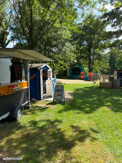 A vendre fond de commerce activité de loisir proposant :  Bateaux électriques, Kartings à pédales pour enfants & adultes Parcours Pit Pat (mini-golf) Boissons, Glaces, Crêpes, Gaufres, (Restauration) Basé sur un lac loué par la mairie de Bergerac, en Dordogne, le port miniature est ouvert d'Avril à fin Octobre le mercredi après midi, week-end et durant toutes les vacances scolaires. La clientèle se compose de familles locales, de touristes et de groupes.