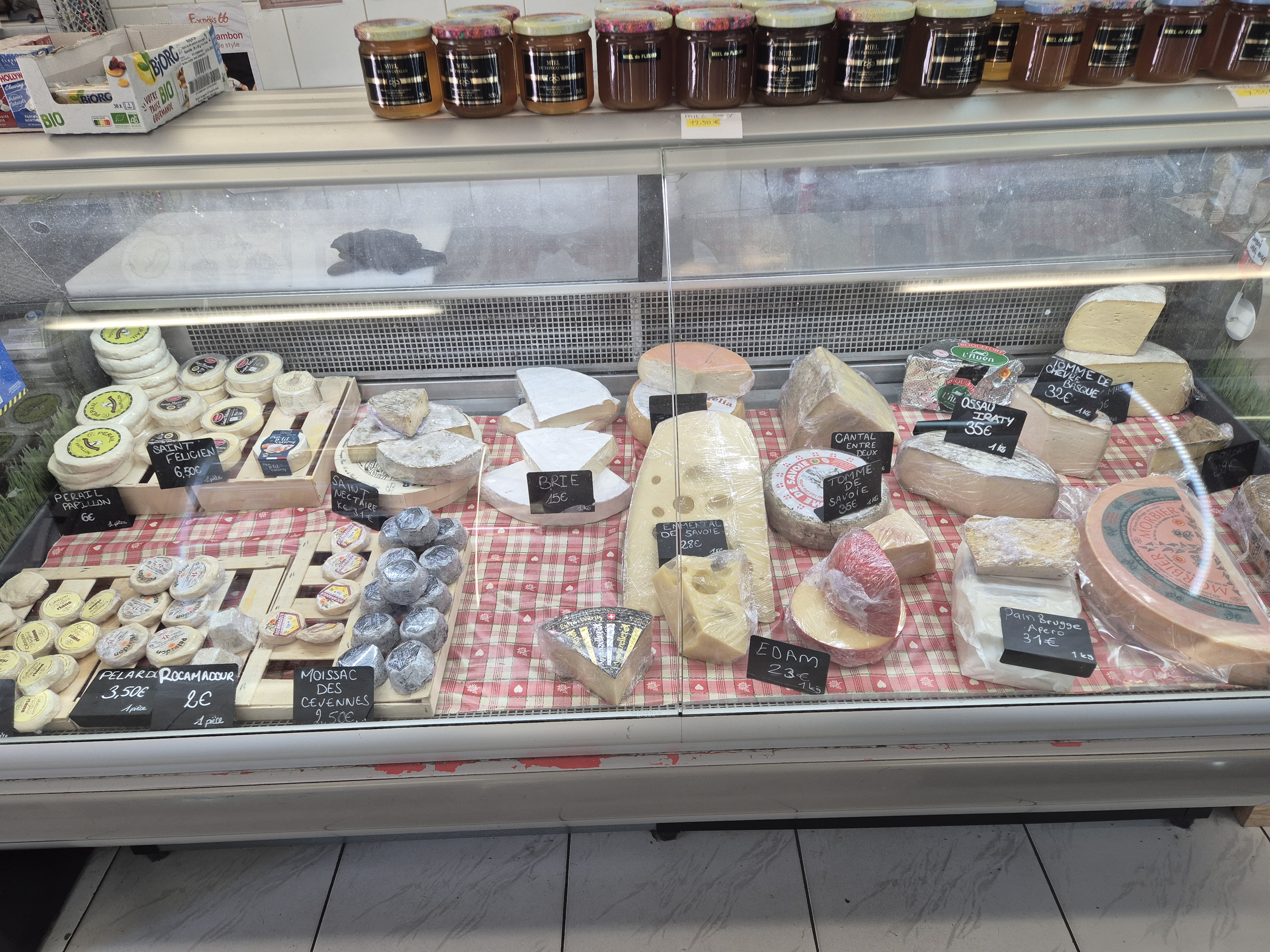 Epicerie sous franchise dans l’un des plus beaux villages de France.

Elle est sur l’une des places principales du village en face vous avez le bar et une boucherie la porte a côté. Emplacement idéal.

Différents services sont proposés(Fromages à la coupe,...).