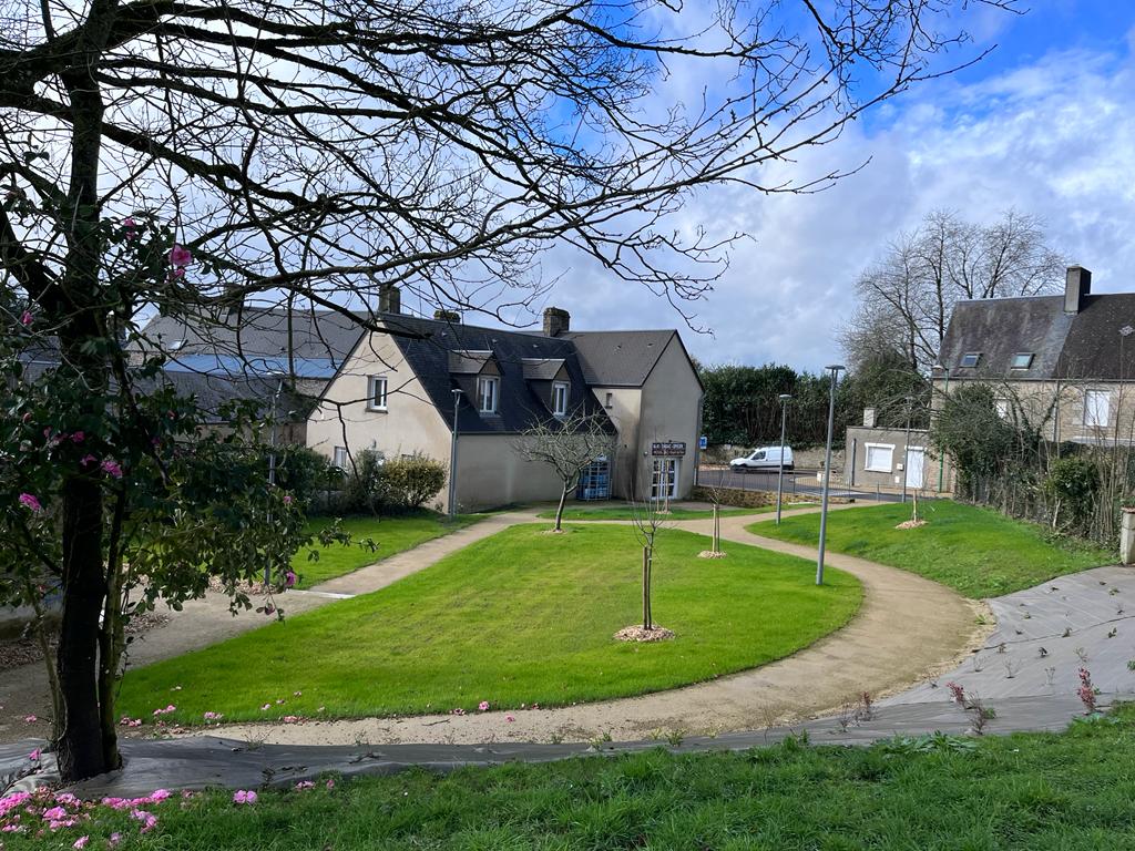 Il s’agit d’un projet porté par toute l’équipe municipale et accompagné par la Chambre de Métiers et de l’Artisanat : relancer une activité de boulangerie dans une maison de caractère ayant connu il y a plusieurs décennies une activité de fabrication de pain au feu de bois. Le bâtiment de type longère avec cour fermée est déjà acquis par la commune et le programme de réhabilitation lancé, logement compris.

Le projet de refaire du pain à La Lucerne a été plébiscité par la population locale.

Située entre Granville et Avranches, La Lucerne d’Outremer est une commune rurale de 872 habitants qui bénéfice d’un positionnement géographique idéal à 15 minutes d’une magnifique côte. Ce charmant village labellisé « Village Patrimoine » est engagé depuis plusieurs années dans une redynamisation du centre bourg qui a permis l’implantation d’un restaurant, d’un bar-tabac-épicerie, d’un salon de coiffure ainsi que d’un cabinet d’infirmiers et d’étiopathie.

Parmi les atouts de la commune : une école maternelle, un gîte communal pouvant héberger jusqu’à 18 personnes, un parc avec 2 châteaux accueillant des évènements (mariages, colloques …) et surtout, l’Abbaye de La Lucerne d’Outremer, classée Monument Historique qui accueille 22 000 visiteurs par an !


Le ou la candidate boulanger/ère devra, pour être retenu(e) par l’équipe municipale, présenter un projet innovant intégrant une gamme de prestations ou de produits que l’on ne trouvera pas forcément dans les boulangeries classiques alentour. L’investissement matériel sera à la charge du porteur de projet. Le choix et le mode de financement du four feront l’objet d’échanges avec la municipalité.

Le local a une superficie de 85 m2 dont 40 m2 dédiés à l’espace vente et à la fabrication ainsi qu’un jardin de 140 m2.

Le loyer sera d’un maximum de 700 € HT, hors charges. Ouverture prévue pour septembre 2026.

Le dossier de candidature est à compléter en ligne.

Pour toutes questions contacter la CMA Normandie, Laurent GODIN au 02 33 76 62 56 - 06 31 03 24 87 ou par mail lgodin@cma-normandie.fr.

 
Date limite de dépôt du dossier de candidature : 31/12/2025

La commune analysera l'ensemble des dossiers complets


Le porteur de projet retenu pourra bénéficier d’un accompagnement individuel de la CMA notamment dans le cadre du dispositif  « Ici je monte ma boîte » mis en place par la Région Normandie.

 
Si vous aimez partager votre amour des produits de qualité et créer des liens avec vos clients, n'hésitez pas à déposer votre candidature, c'est le moment de vous lancer dans cette belle aventure !