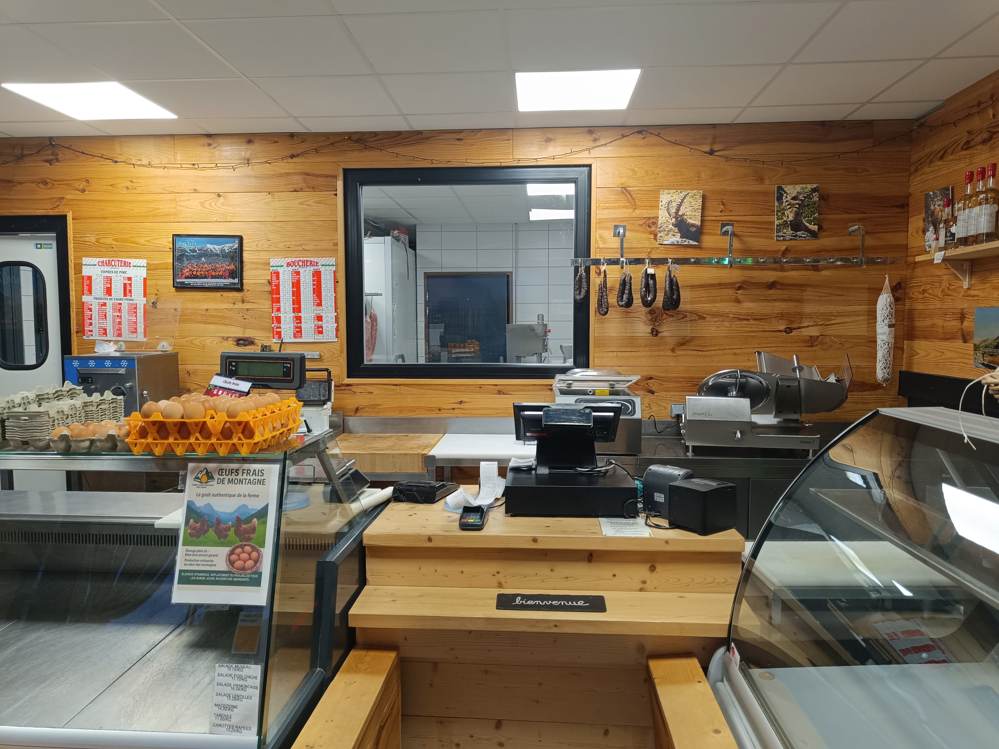 A vendre- Boucherie- Charcuterie- Traiteur- Ancelle(05260)
Cause Retraite.
Belle opportunité de reprise d'une boucherie Charcuterie traiteur en activité , située à Ancelle (Hautes -Alpes) dans un environnement apprécié pour son cadre de vie et son activité touristique.
Après  7 années d'exploitation ,je propose la cession de mon fond de commerce, pour cause de départ en retraite.
Sans concurrence et en évolution.
CA: 518000€      EBER : 100000€

Clientèle fidèle et active régulière.
Commerce ouvert 5 jours et demi par semaine.

Commerce prêt à travailler , laboratoire et magasin fonctionnels ( 83 m2)
avec matériel récent inclus (3 vitrines ,machine à jambon, Hachoir, poussoir, scie, 2 balances, machine sous vide ,caisse enregistreuse, meubles inox , plots, rôtissoire, chambre froide)
Bail commercial à la mairie  713€HT/ mois ( échéance 2029)

Equipe en place : un boucher à 30h/semaine et une vendeuse 20h/semaine.

Possibilité d'accompagnement du repreneur pour faciliter la transmission et la prise en main de l'activité.

Cette affaire conviendra à un professionnel souhaitant s'installer dans une entreprise rentable avec une clientèle existante et un outil  de travail immédiatement opérationnel.