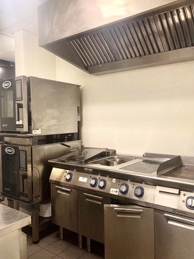 Location avec bail pour restaurant. Capacité 40 couverts intérieurs et 50 extérieurs. Cuisine équipée. Idéalement situé accolée à l'Office de Tourisme Robert Doisneau dans le Périgord Noir à 10 minutes de Sarlat. 900€ charges non comprises