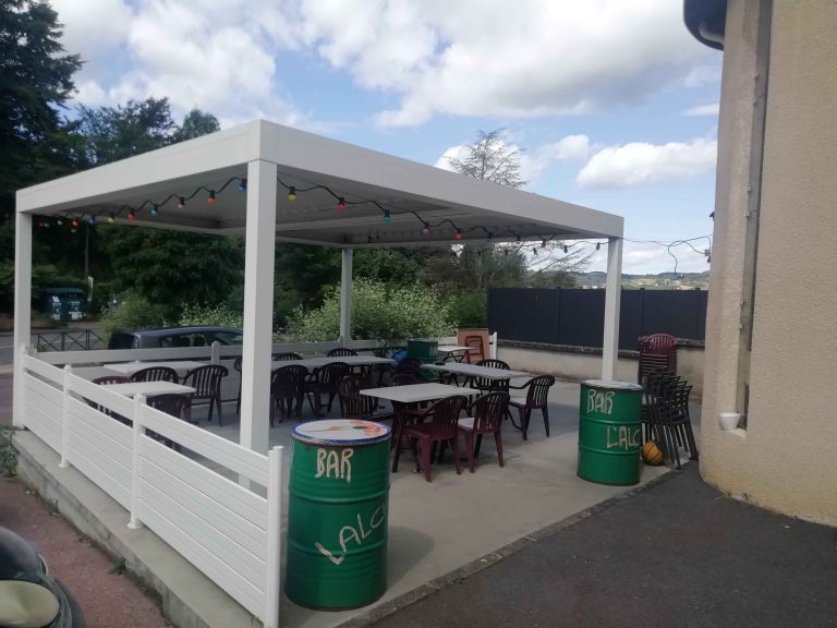 La commune recherche un porteur de projet motivé pour relancer le commerce "bar-restaurant", lieu indispensable à la vie du village ! 
St Genis l’Argentière est une commune d’environ 1000 habitants où il y fait bon vivre ! De nombreuses activités et associations rendent le village dynamique. 
Les locaux comprennent une salle principale avec un bar, une cuisine, une salle annexe, le tout pour environ 130 m2 (+ 1 cave). A l'extérieur, une terrasse, en partie couverte par une pergola bioclimatique. 
Le loyer mensuel est 300 €, licence IV incluse.
Alors si vous souhaitez gérer un lieu convivial en proposant de la cuisine simple et traditionnelle, prenez contact !