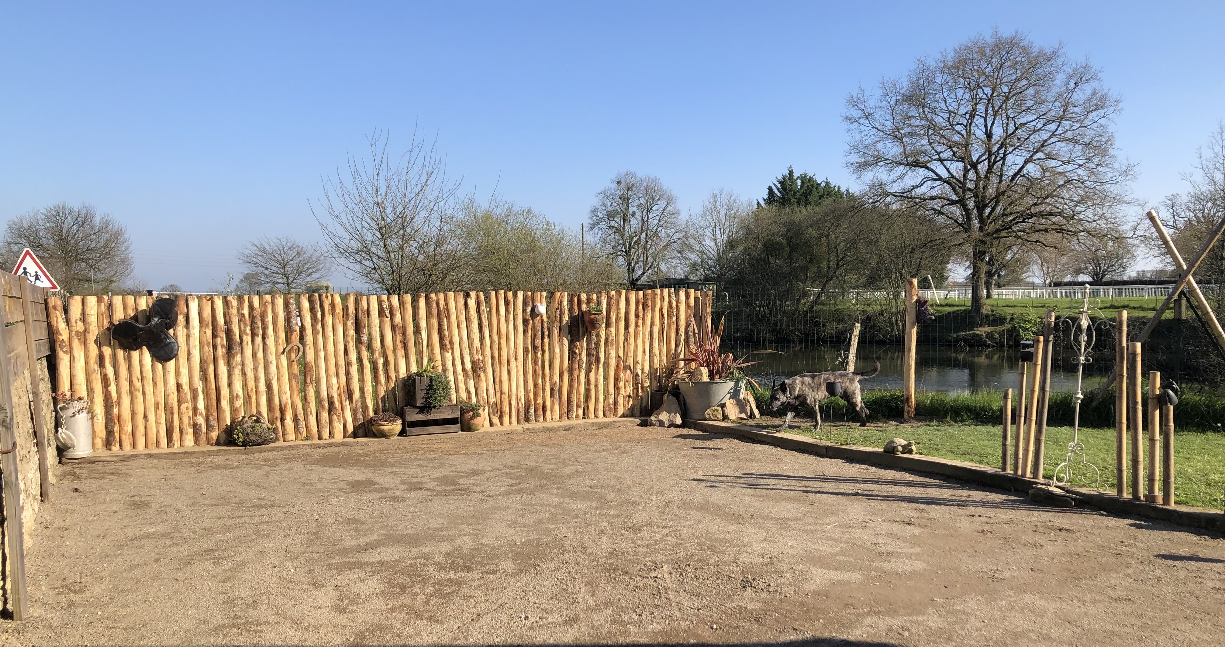 Commerce très bonne état possibilité de développer avec des jeux et restauration. Clientèle jeune ( centre d’entraînement jockeys) deux salles 3 terrasses, terrain de pétanque et pelouse cadre très agréable