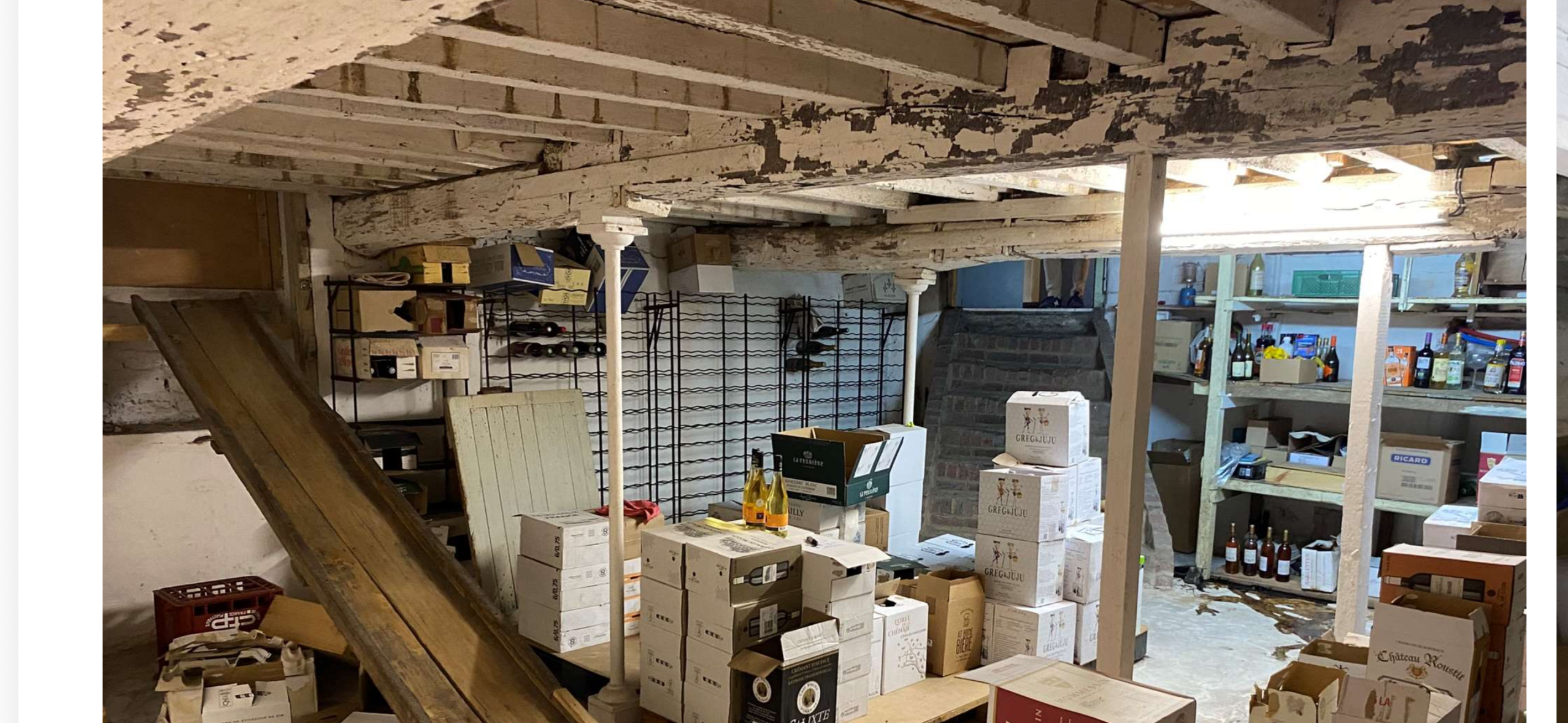 Cette affaire historique nichée dans un joli village des Flandres attend ses repreneurs.

Véritable "poumon" économique du village, son statut de "café rando" en fait un lieu incontournable à qui voudra découvrir cette superbe région.

Investissement idéal pour un couple de commerçant souhaitant y mettre leur énergie et leur joie de vivre.

Avantages de la campagne, tres grand logement, parking....