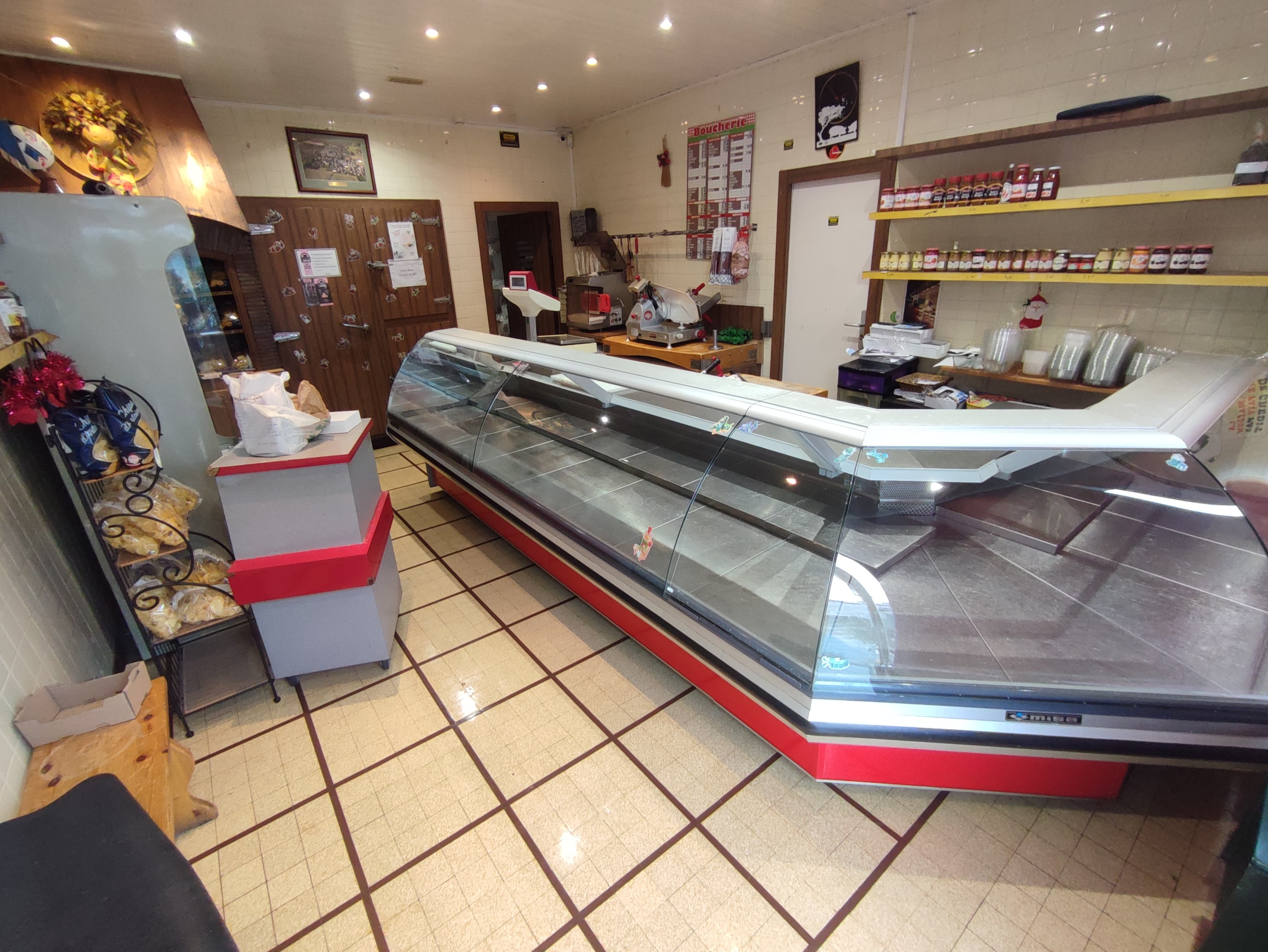 Vend boucherie charcuterie traiteur située dans un charmant petit village de l'Essonne 
Installé depuis 2004 
Logement spacieux avec grande cour et petit espace vert+ coin terrasse pour les beaux jours 
Loyer 2500€ TTC ( boutique et logement)
Bon CA pour pour 3 jours et demi d'ouverture par semaine 

Tél 06 03 38 56 20 
Laisser votre message si répondeur