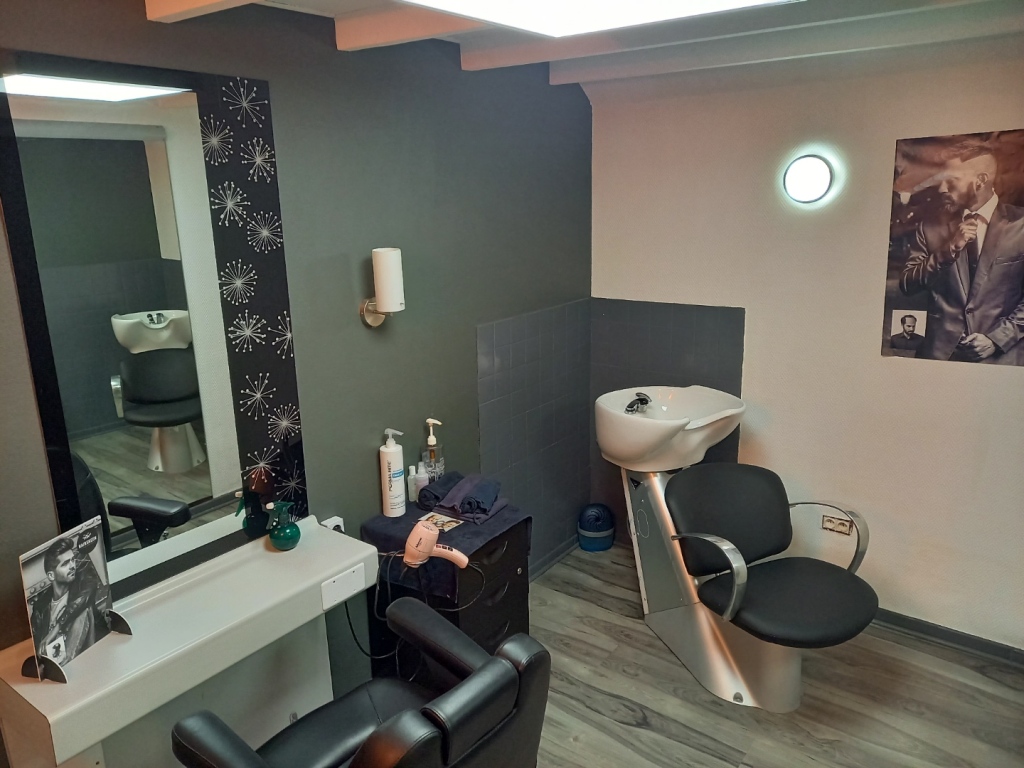 Nous recherchons d’urgence pour cause départ en retraite un repreneur pour notre institut capillaire et salon de coiffure. Clientèle fidélisée. Spécialisé dans le soin , de la prévention à la correction de calvitie. Pose et entretien de complément capillaire, volumateur. Perruque avec agrément sécurité sociale. Coiffure mixte avec spécialité coloration végétale. Très bon emplacement