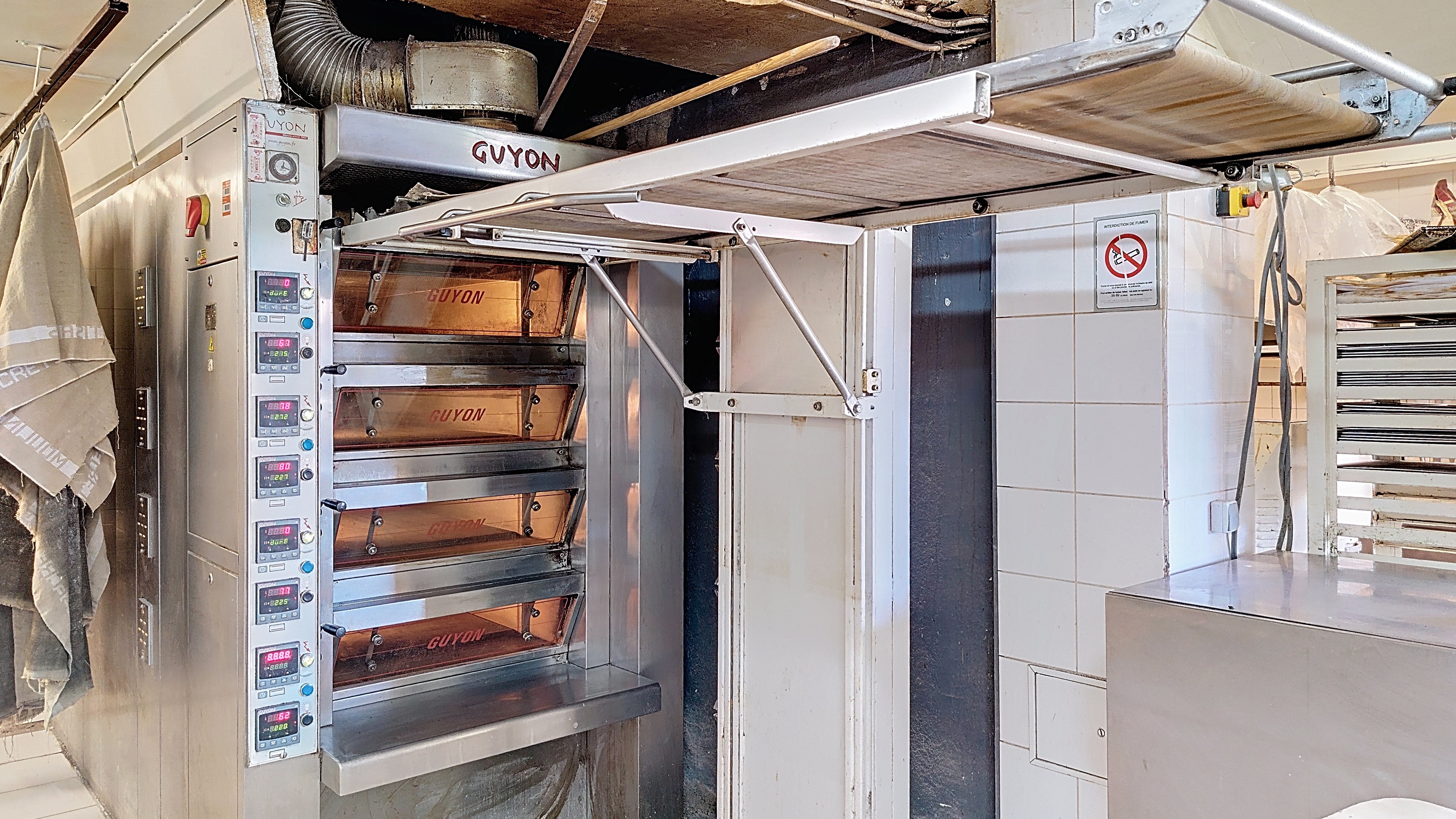 Situé à 15 minutes de Houdan, au centre de Faverolles, ce fonds de commerce bénéficie d'un emplacement idéal, d'une belle visibilité sur une rue passante, à proximité de la mairie et de l'école, attirant ainsi une clientèle variée. De plus, les aménagements extérieurs, tels que le jardin et le patio, offrent un espace pouvant ajouter une valeur attrayante pour une clientèle en quête de convivialité.

Les locaux s'étendent sur une surface totale de 205 m² avec divers bâtiments distincts. La partie habitation propose un agencement comprenant salle à manger, chambres, cuisine et salle de bain, tandis que la partie commerciale comprend un magasin, un fournil équipé, un laboratoire et des espaces de stockage. Le matériel est récent et de bonne qualité. Les trois places de parking face à la boutique et un parking à proximité offrent une grande praticité pour la clientèle. Avec une toiture en ardoise offrant charme et durabilité, ce fonds de commerce allie harmonieusement les aspects résidentiels et commerciaux, constituant une opportunité unique pour développer une activité tout en bénéficiant du confort d'une demeure traditionnelle.

Aujourd'hui, la boulangerie de Faverolles offre des produits de qualité appréciés par une clientèle fidèle répartie sur le 28 et le 78 avec un CA annuel de plus de 370 000€ et une bonne santé financière. Elle possède également une belle notoriété et une bonne image qui lui permettent d'obtenir d'excellents avis sur internet dans un environnement peu concurrentiel dont les futurs acquéreurs pourront bénéficier dans le cadre d'une activité similaire, dans le domaine de la restauration ou le commerce de détail.

Les futurs acquéreurs de ce fonds commerce pourront compter sur le soutien des habitants et de sa municipalité dans le développement de son commerce.