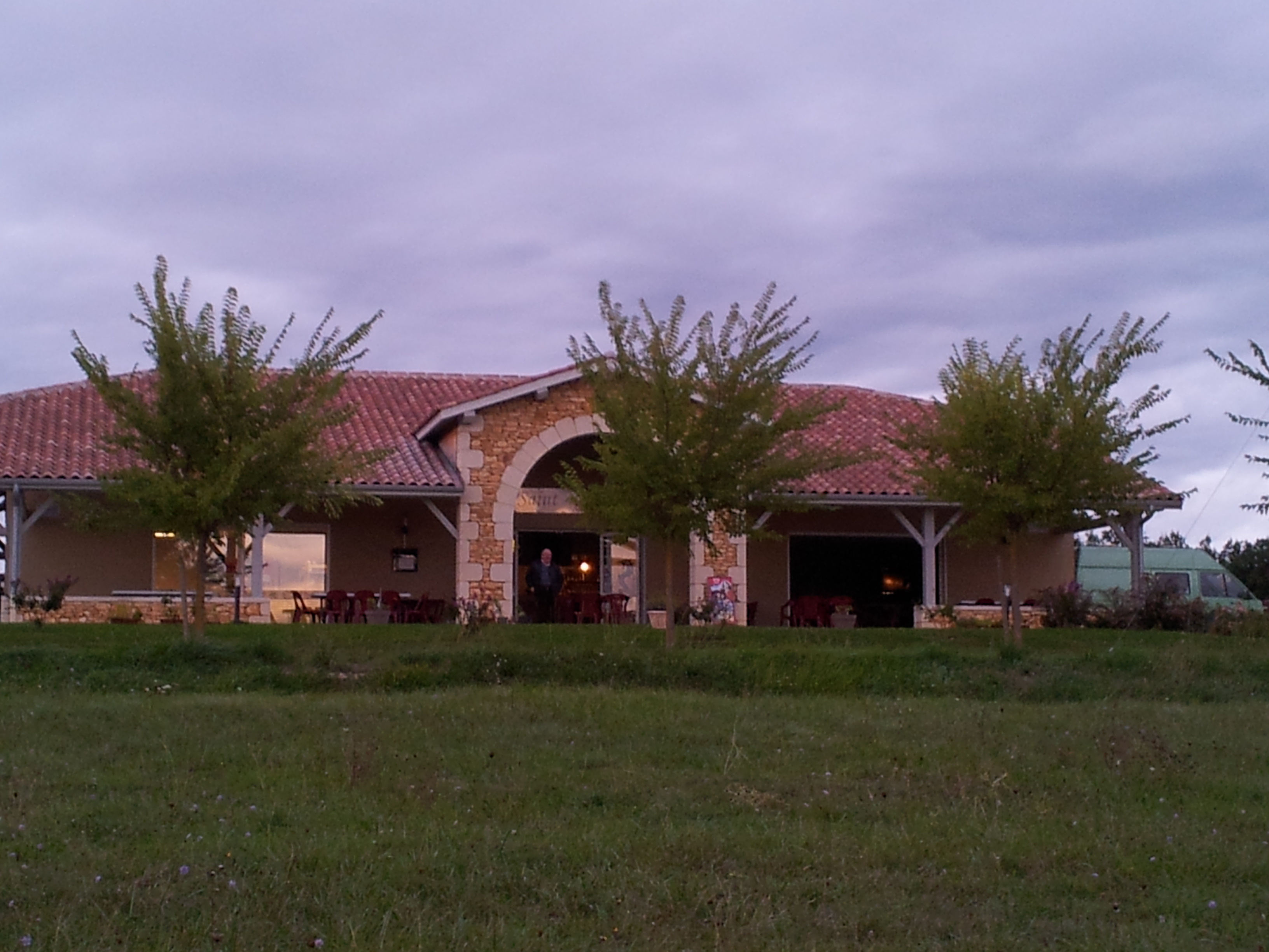 Bâtiment Multiservices avec espace restauration / bar / épicerie
Grande terrasse avec vue dégagée
Aire d'accueil de camping cars à proximité
Situé dans le village de Saint-Georges dans le Lot-et-Garonne (550 habitants)
Village avec une école primaire et un tissu associatif très dynamique (voir site www.saintgeorges47.fr)
Bâtiment appartenant à la mairie qui recherche un gérant avec une expérience dans le commerce et la restauration
Matériel appartenant à la mairie : hotte aspirante inox, plonge inox 2 bacs, 2 armoires réfrigérées, rayonnage d'épicerie (étagères racks métalliques),  comptoir, plans de travail, luminaires, rideaux
Pas de logement sur place
Pour plus d'informations et dépôt de candidature veuillez envoyer un mail à
mairiedesaintgeorges@collectivite47.fr.
Pièces à fournir pour un dépôt de candidature : 
- une lettre de motivation  avec descriptif du projet
- un CV