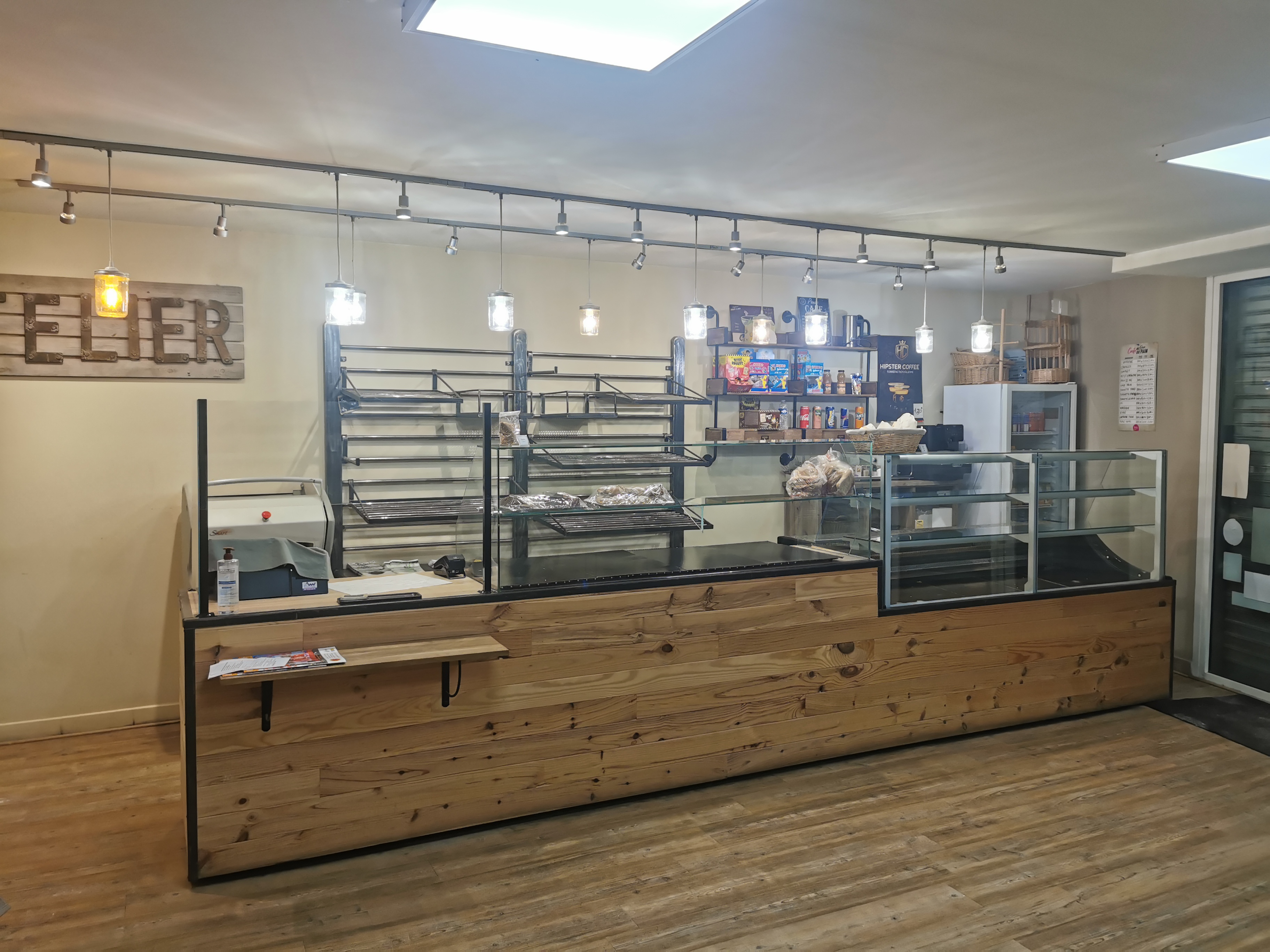 Cette boulangerie est idéale comme première affaire pour se lancer dans se métier , elle se situe  dans la région  du Vaucluse dans un petit village provençale.
 C est  la seule boulangerie du village, il y a environ 3000 habitants,  entièrement équipé comportant 2 grands laboratoires 1 de 27, 70 m2 et 1 de 27, 77 m2 ainsi qu' un magasin de 75 m2 , 1 sas de livraison de 4,72 m2 le tout pour une surface global de 128,50 m2.