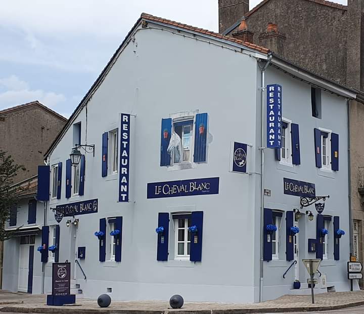 Restaurant stratégiquement situé à Bellac nord 87 sur axe très passant. Il bénéficie d'une visibilité maximale attirant de nombreux passants et résidents et touristes. 
Ce restaurant installé dans un beau bâtiment ancien relais des postes (400 ans) propose une cuisine traditionnelle avec des produits locaux. 
Il dispose de deux salles la première 60 m2 où se trouve sur les murs des des fresques d'un peintre local Aimé Valat et la deuxième 20 mètres carrés. Exploiter depuis plus de 27 ans l'établissement a une très bonne renommée. 
Vous pouvez bénéficier ainsi d'une base de clients déjà établi avec un potentiel de croissance prometteur, constitué à 70 % de gens de passage. 
Aménagement fonctionnel et adapté pour un repreneur dynamique matériel entretenu et aux normes. 
Au-dessus se trouve un logement susceptible d'être aménager en salle.