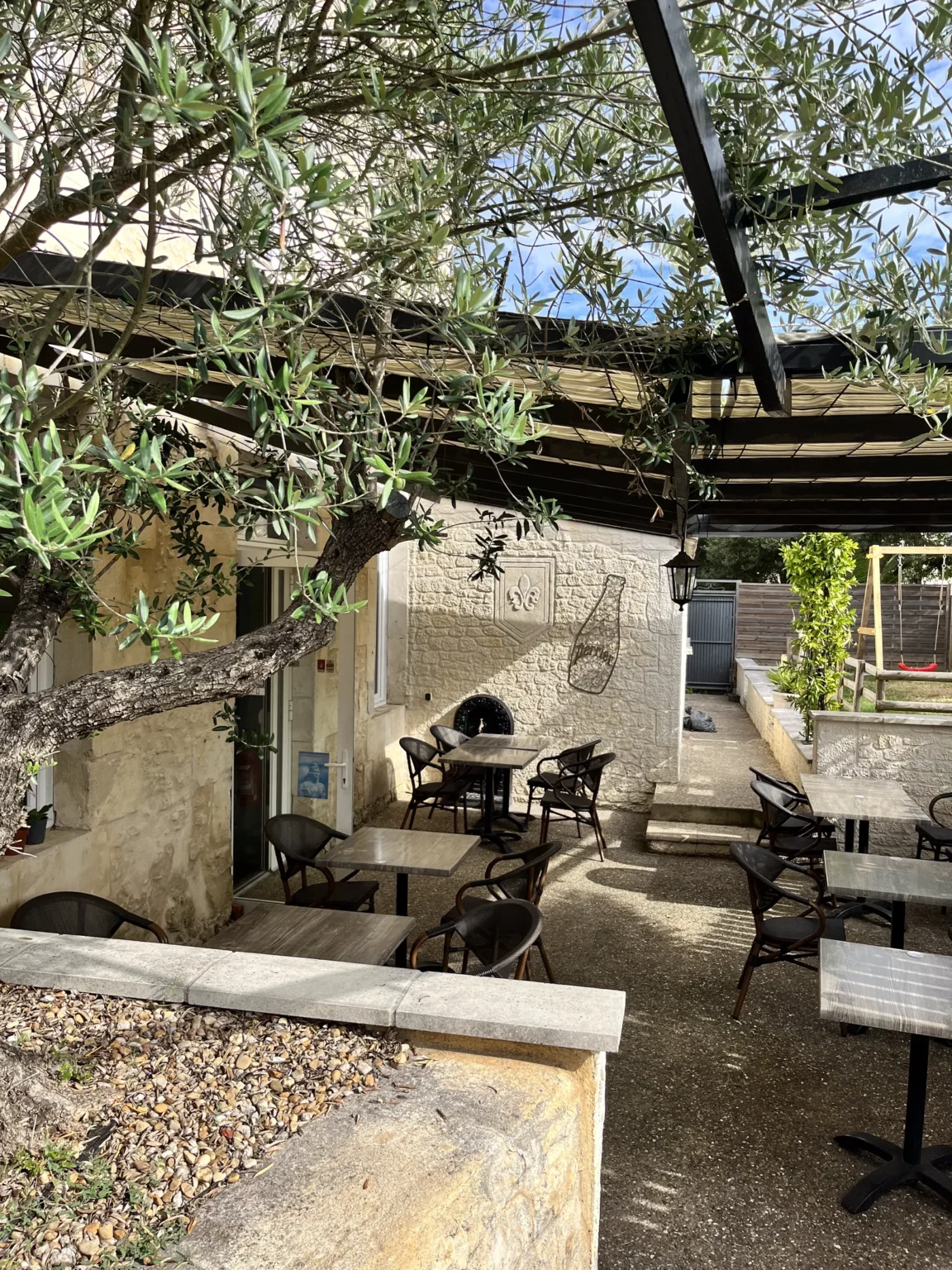 Vente hôtel-restaurant 7 ch au coeur de Saint-Genis
347 m²
MURS ET FONDS
RARE SUR LE SECTEUR 
HÔTEL RESTAURANT CLÉ EN MAIN

CAUSE VENTE : INCAPACITE TOTALE D'EXERCER SUITE A UN ACCIDENT GRAVE

Situé au cœur de la commune de Saint-Genis-de-Saintonge (Charente-Maritime), cet hôtel-restaurant de caractère prêt à exploiter immédiatement représente une opportunité exceptionnelle pour un professionnel de la restauration, un couple d’exploitants ou un investisseur souhaitant reprendre une affaire fonctionnelle et rentable.

Etablissement de très bonne réputation avec cotation très correcte sur différents réseaux

Les atouts de l’établissement :

* 7 chambres d’hôtel prêtes à accueillir la clientèle
* Logement de fonction sur place de 60m2, idéal pour les exploitants
Jardin privatif et accès personnel
* Grande salle de restauration chaleureuse avec bar et cuisine au feu de bois, ambiance authentique très recherchée (40 couverts). Accessibilité PMR
* Cuisine professionnelle entièrement équipée et parfaitement opérationnelle
* Salle dédiée aux petits-déjeuners
* Belle terrasse arborée et ombragée permettant d’augmenter la capacité en saison (40 couverts). Accessibilité PMR

Emplacement stratégique au centre de Saint-Genis-de-Saintonge avec stationnement facile pour la clientèle, un véritable atout pour l’activité.
Nombreux commerces et services de proximité (écoles, collège, medecins, kiné, banque, cinema, auto école, insritut beauté, carrefour express, opticien, coiffeurs, boulangeries, bar tabac, pressing...)
A 10 kms des axes autoroutiers
Situé sur le chemin de Compostelle

! Aucun travaux à prévoir, aux normes. Contrôles réglementaires à jour
!l'établissement est entièrement climatisé.
! Immédiatement exploitable
! Potentiel de développement important (restauration, activité hôtelière, tourisme, événements, etc.)

Opportunité rare sur le secteur