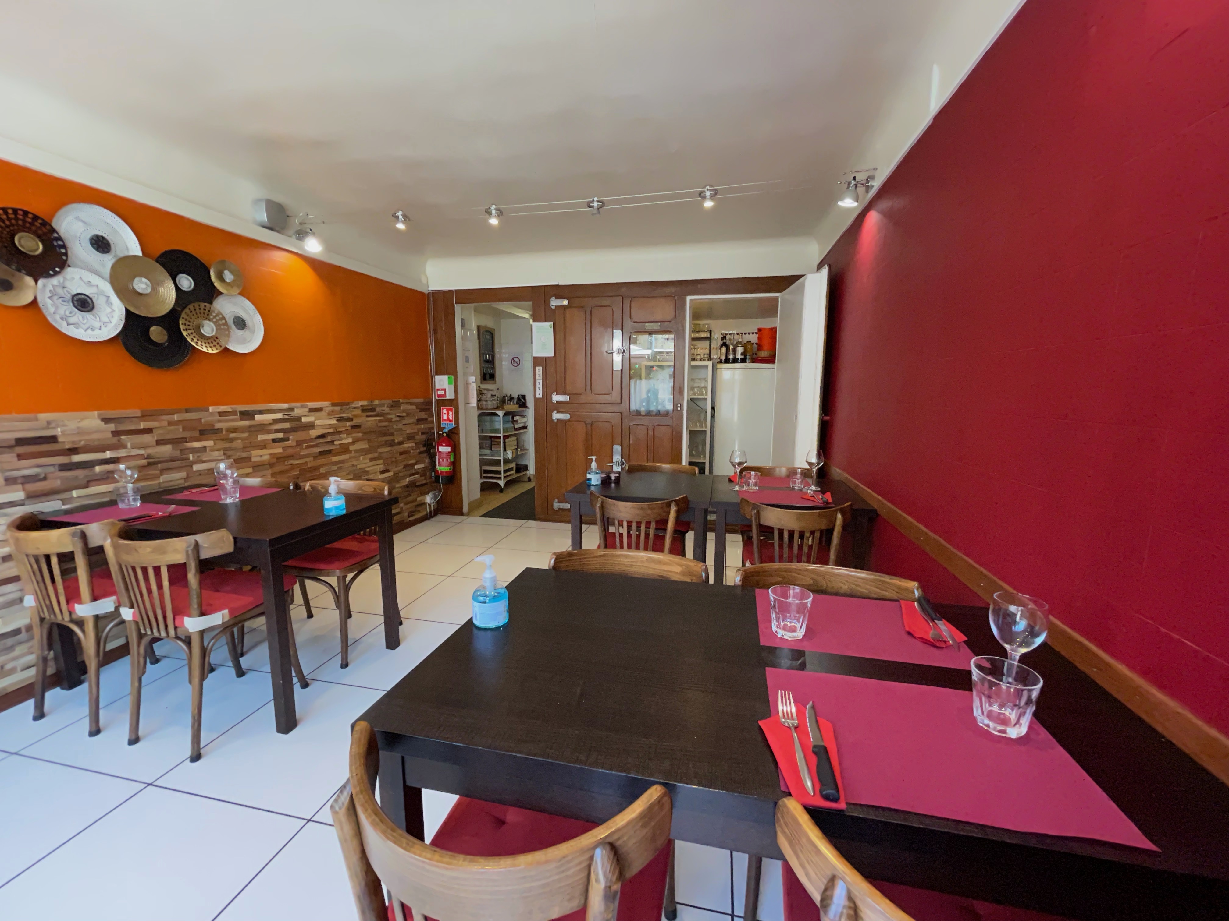 A reprendre pour raisons de santé, bar - restaurant tout équipé , bail avec Licence IV dans un village du Plateau de Millevaches, proche du lac de Vassivière, à 9 kms d’Eymoutiers, aux portes de la Creuse et de la Corrèze (5 kms) sur axe de passage départemental.
Achat aménagement et matériel, pas de fond de commerce, disponible immédiatement pour une ouverture rapide.
Clientèle locale et touristique, nombreux gîtes et chambres d’hôtes à proximité, ainsi qu’un village de vacances et un hôtel sans restauration.
Le matériel est soit neuf soit entièrement révisé.Cuisine toute équipée avec chambre froide positive, four, plans réfrigérés, fourneau gaz, etc. vaisselle, mobilier.
3 salles, comprenant le bar cosy et chaleureux avec tables 6 couverts, la salle avec 16 couverts, une salle privative de 8 couverts. Terrasse avec mobilier, cave.
Loyer charges comprises ( ordures ménagères et eau) 550 euros/mois, Hors charges 500 €/mois, la licence IV est comprise dans le bail.
Possibilité de louer une salle supplémentaire derrière le bâtiment.
Liste du matériel complet sur demande
Livret de sécurité OK août 2022.
Une jolie opportunité pour une activité diversifiée, menus ouvriers le midi et carte le soir, possibilité de développer l’activité traiteur. Le village propose outre le restaurant et un hôtel, une épicerie, un bar et une école. A 49 kms de Limoges, en pleine nature dans un parc naturel régional, la qualité de vie associée à son métier !