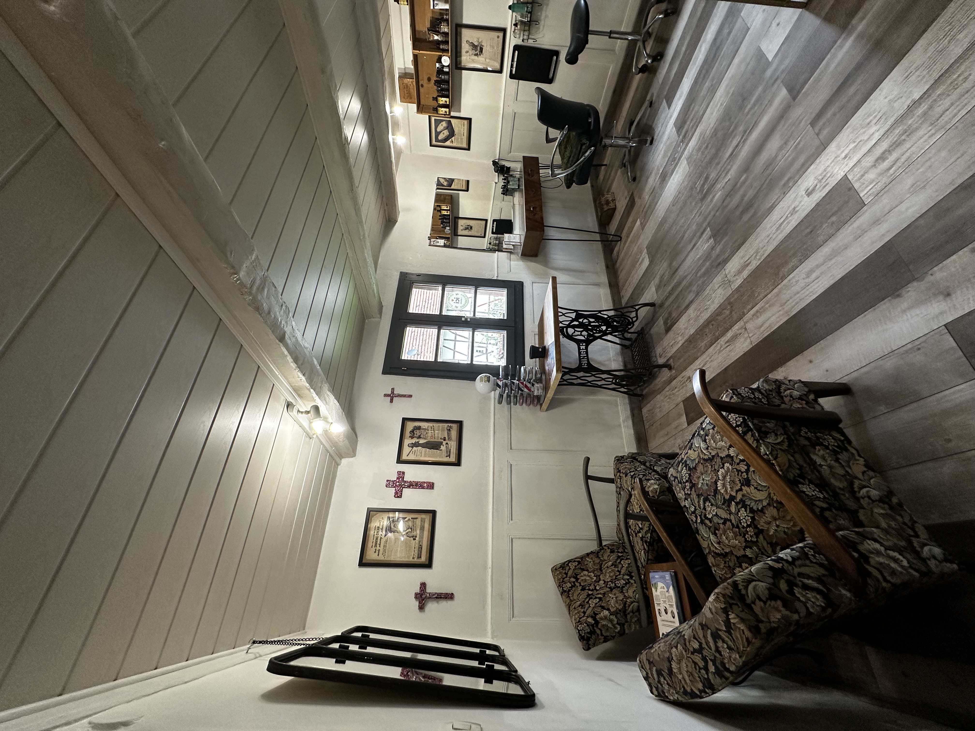 Cathy souhaite léguer son fond de commerce car elle veut se rapprocher de son domicile de la vallée de Munster (50kms) 
Le salon a été créé en 2010 et a une forte clientèle fidèle et active.
On y pratique tous les services techniques actuels ainsi que l’entretien de barbe et le rasage au coupe-chou en plus des services traditionnels. 
Les marques utilisées sont Davines, Eugène Perma, Ybera, Reuzel et American Crew. 
Il se situe dans un village proche des axes routiers , 10min de Burnhaupt, 15 min de Cernay, 20min de Mulhouse et Belfort.
Le local est atypique puisqu’il s’agit d’une petite maison alsacienne (60m2) avec un jardin-terrasse et un étage. 
Le bail sera reconduit tel quel avec un loyer de 800€ et des places de parking. 
Sans employé actuellement, le planning est pleins sur plusieurs semaine à l’avance.
Et grâce à Planity, le peu de créneaux de libre se remplissent facilement. 
Possibilité de développement avec des employés (4 places de coiffage et 2 bacs) ou coin esthétique. 
Un lieu de travail comme celui ci est unique et mérite de trouver son repreneur.