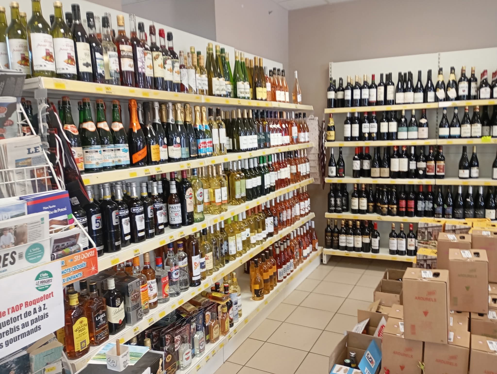 A SAISIR MULTISERVICES EPICERIE BOUCHERIE TRAITEUR
 
Dans un village du sud Aveyron ou il fait bon vivre...

tout le magasin est équipé et prêt a être exploité immédiatement
vous y trouverez
une clientèle fidèle et la réputation de l établissement garantisse un potentiel de croissance continue . CA en nette augmentation
nous fournissons en boucherie fruits légumes L HEPAD DU VILLAGE qui viens de s'agrandir. 

Dans le village vous trouverez egalement:
- une boulangerie
- une ecole primaire
- une base de canoe 
 

cote boucherie
tout le matériel de fonctionnement pour la boucherie ( hachoir, poussoir, rôtissoire , etc....un labo avec 2 chambres froides 

cote épicerie: 
3 congélateurs
1 frigo ainsi qu' 'un sous sol avec une chambre froide fruits et légumes ainsi qu' un monte charge et un fourgon utilitaire
le magasin est équipé de camera de surveillance