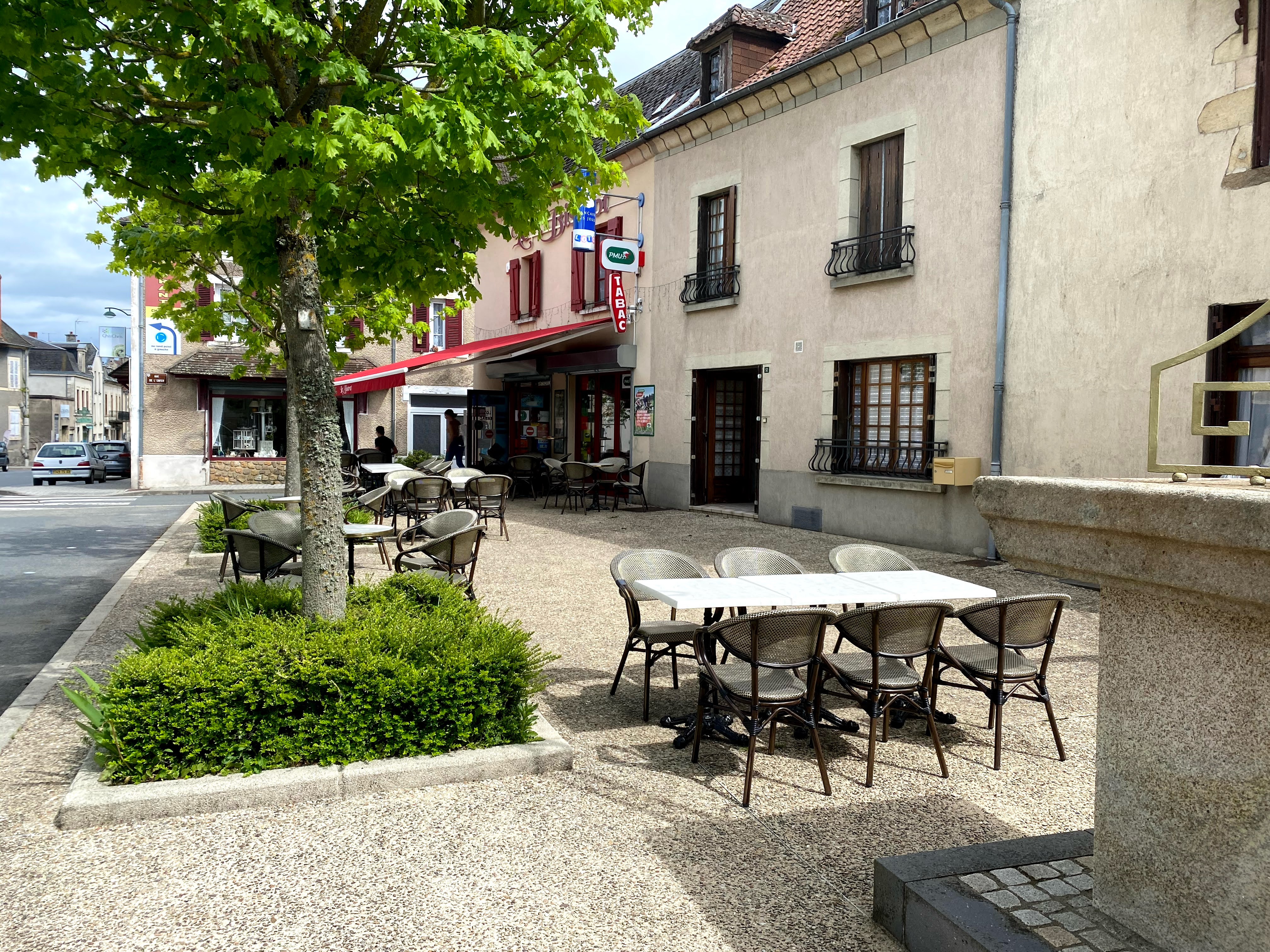 Bar tabac FDJ PMU 150000€ net vendeur 
Vente des murs également par SCI  75000€
Possibilité de développer de la restauration 
30 places assises + terrasse 34 places.
Situé en plein bourg avec places de stationnement.
Beaucoup de services :
Cabinet médical et infirmière, boucherie, boulangerie, pharmacie, centre de secours, collège, primaire, cabinet vétérinaires, station service, magasin de Lego, informaticien, magasin de vêtements, magasin de bricolage, magasin Vival, cave a vin, coiffeuses (2),