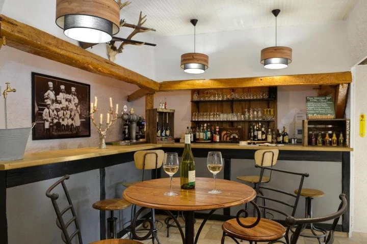 Hôtel-Restaurant 3★ Logis en Sologne – Murs et Fonds Indissociables

À vendre, hôtel-restaurant 3 étoiles classé, affilié Logis, bénéficiant d’un emplacement exceptionnel au cœur d’une des zones touristiques les plus dynamiques du Centre-Val de Loire.

L’établissement dispose de 13 chambres classées et d’un restaurant reconnu, exploités avec succès depuis de nombreuses années.

Points forts :

* Chiffre d’affaires supérieur à 700 000 € HT.
* Murs et fonds indissociables : 600 000 €.
* Situation géographique privilégiée à proximité immédiate du ZooParc de Beauval, des châteaux de Chambord, Cheverny et du cœur de la Sologne.
* Activité en progression constante avec une clientèle touristique, professionnelle et locale fidélisée.
* Équipe expérimentée en place depuis de nombreuses années (reprise du personnel possible selon le projet du repreneur).
* Établissement aux normes, exploitable immédiatement.
* Absence de concurrence directe sur le secteur.
* Importantes possibilités d’agrandissement et de développement : hébergements complémentaires, espace événementiel, guinguette, activités de loisirs ou prestations haut de gamme.
* Grand potentiel de valorisation grâce à un foncier permettant d’envisager de nouvelles capacités d’accueil.

Cette affaire offre également une qualité de vie rare : environnement naturel préservé, cadre de travail agréable, clientèle fidèle et activité déjà structurée permettant une prise en main sereine.

Dossier complet et informations complémentaires sur demande après premier contact.