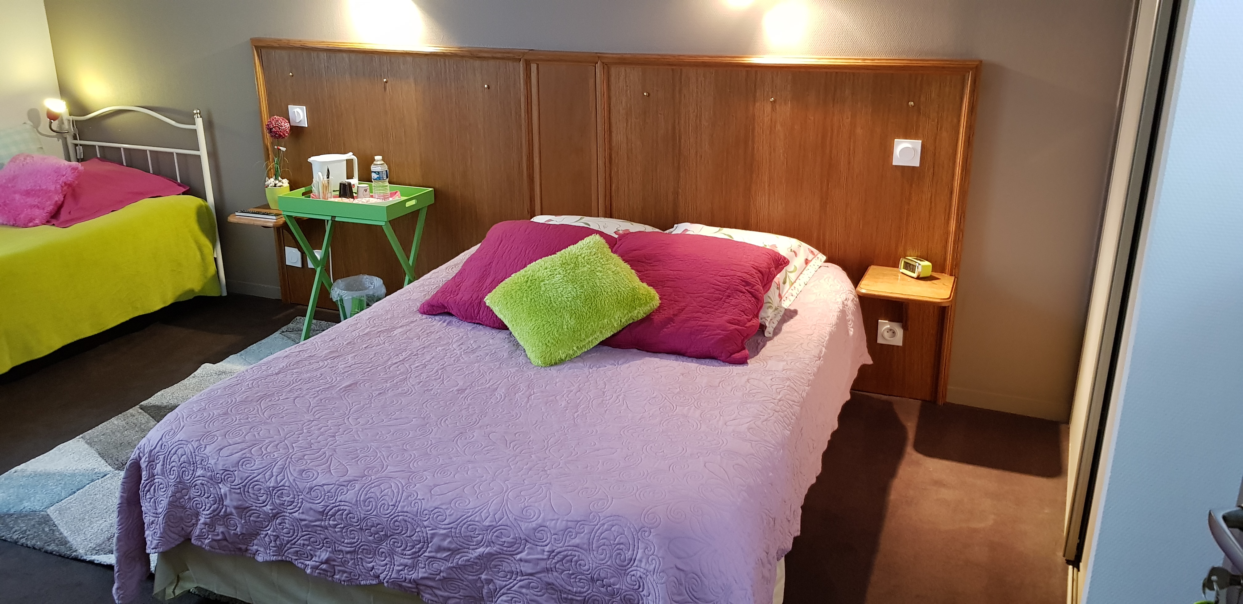 Vends petit hôtel de charme situé au cœur de la Brenne pays des milles étangs également aux portes des châteaux de la Loire du Futuroscope 50mn et du Zoo de Beauval 45mn.
L'hôtel comprend 6 chambres sur deux étages et une chambre pmr au rez-de-chaussée. 
Salle de petit déjeuner avec cuisine, terrasse et dépendance pour lingerie. 

L'hôtel est implanté au cœur du village de Martizay dans l'Indre avec également à proximité bar tabac, épicerie presse, restaurant en face de l'hôtel, petit bourg tranquille et paisible avec parking privé et jolie place en face pour le marché.

La clientèle vient surtout pour découvrir la Brenne pour sa nature diversifiée par les oiseaux, les cistudes, les cervidés et le poisson de la pêche d'étang de Mars à novembre, la visite du château d'Azay le Ferron et le parc animalier la HAUTE TOUCHE situé à 5km 

Les atouts de l'hôtel sont que les locaux appartiennent à la commune avec un loyer très modéré, l'hôtel a également participé et gagner à l'émission télévisé" BIENVENUE A L HOTEL" en 2017 et a remporté celui ci a permis une augmentation depuis de la fréquentation de l'hôtel.
