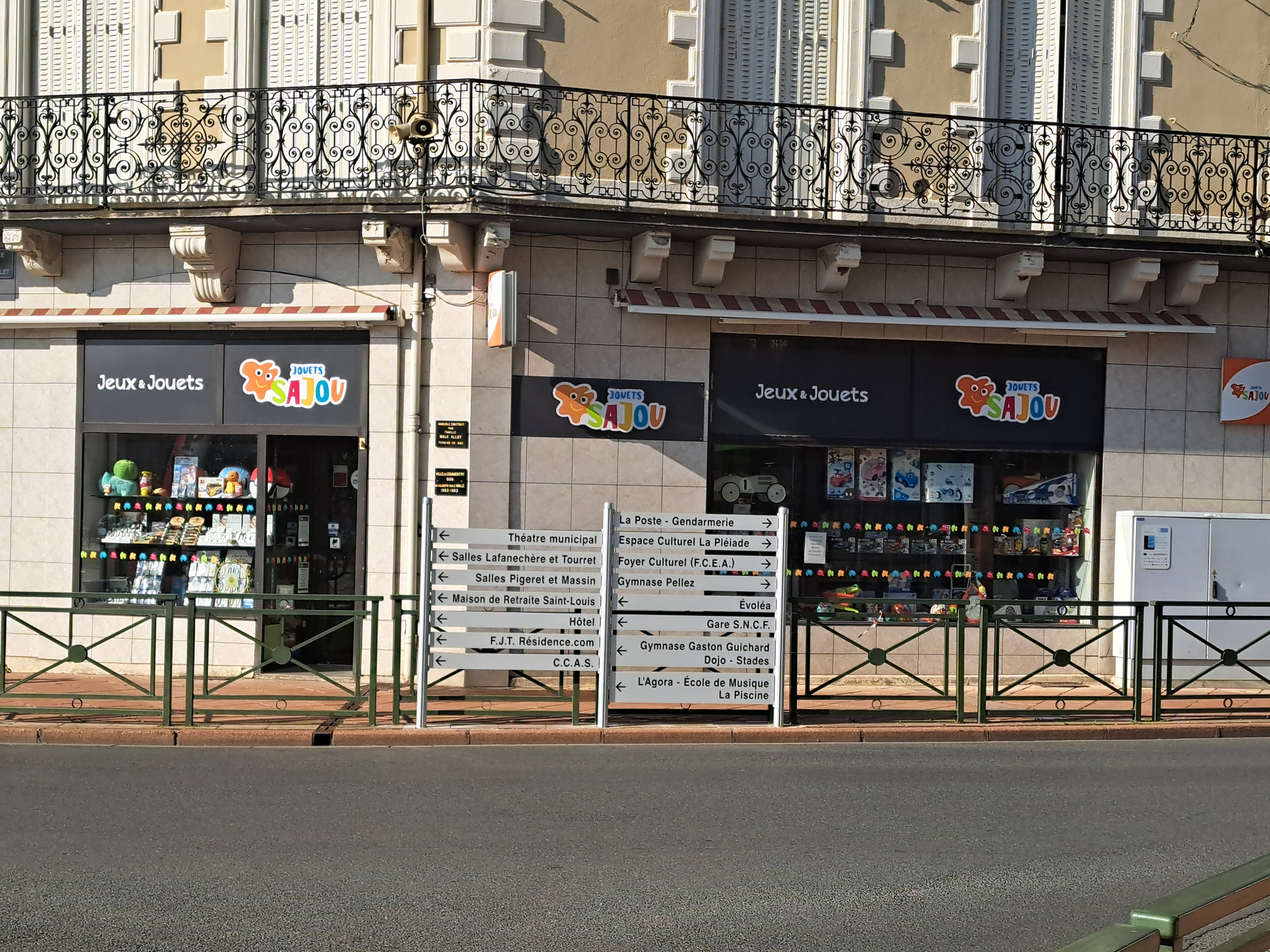 Vend fond de commerce situé en plein centre ville 
Surface de vente 123m2 avec reserve de 33.50 m2 plus reserve dans la cour de 33.80 m2 
Et composé de 3 caves au sous-sol