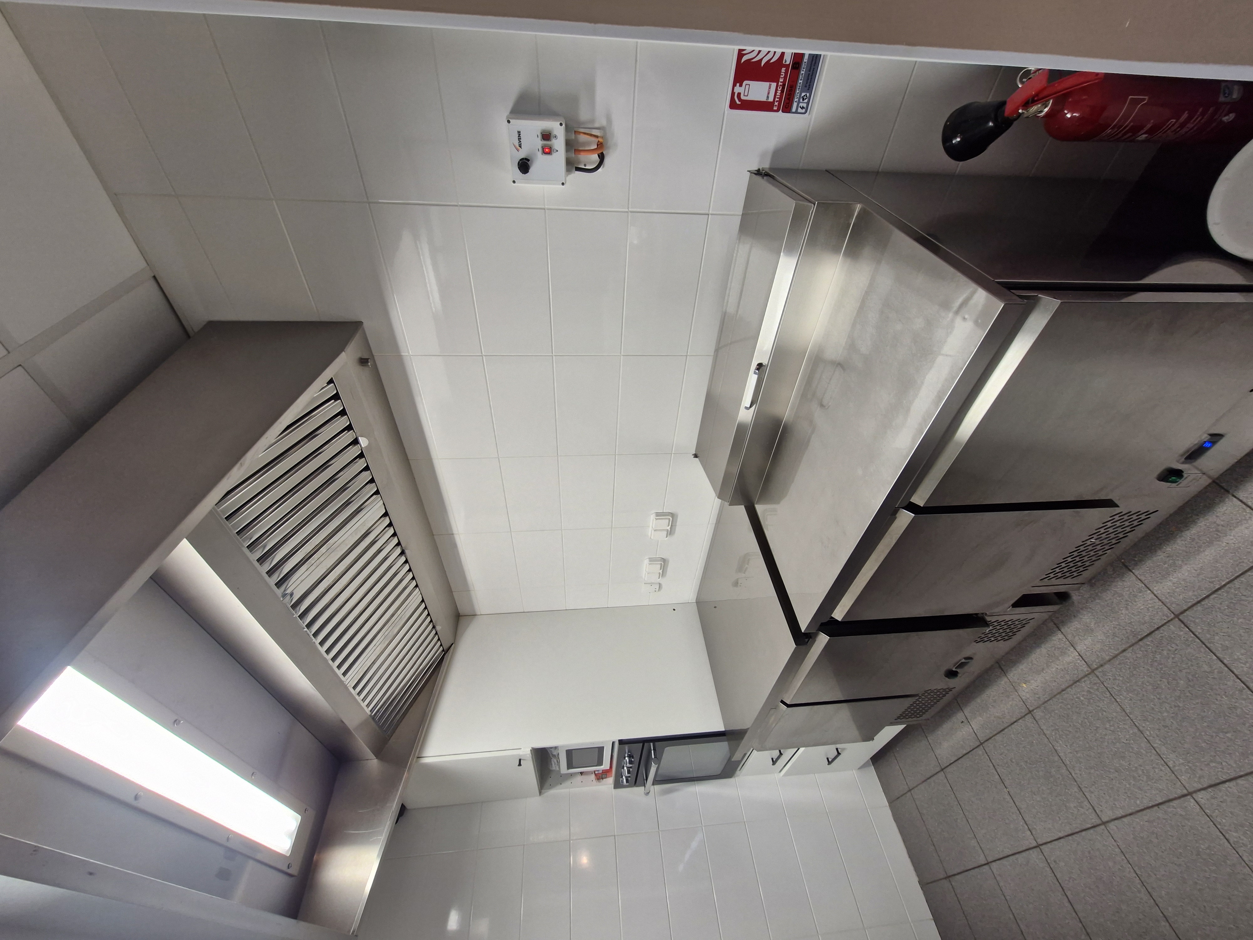 À vendre fond de commerce récent. Ouvert à l'année. 

Idéal pour travailler seul ou en duo!
• emplacement Route des Lacs, très passante et à 9km des plages de Contis; piste cyclable également. 
• Loyer 662,5€ HT
• excellente visibilité ;
• 5 étoiles Google ;
• 80 m² = 50 m2 de restaurant ( cuisine et salle)  et 30 m2 de réserve à aménager. Possibilité de créer un 2ème laboratoire. 
• accès PMR 
• 20 places + terrasse privée ;
• parking privé ;
• matériel et mobilier acheté en 2025-2026 tout est parfaitement entretenu. 
• extraction d'air + Hotte cuisine
• bail commercial tout commerces ;
• activité toute l'année ;
•  ouvert 5 jours par semaine et en journée,  fermé le dimanche et lundi, possibilité d'ouvrir les soirs afin de développer l'activité;
•CA 2026 en progression.
• clientèle fidèle et très agréable. 

Changement de rythme familial pour ma part et je ne peux plus consacrer autant de temps à cette entreprise qui ne demande qu'à évoluer.
