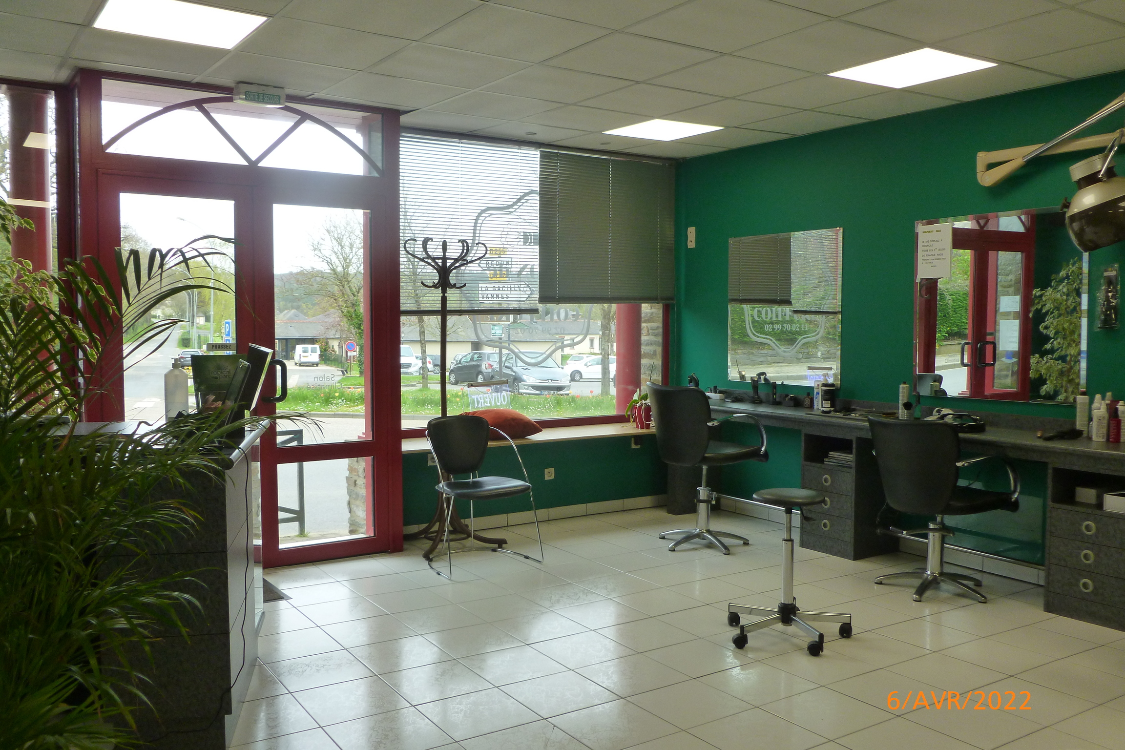 Salon de coiffure agréable et lumineux en plein centre bourg d'une petite commune rurale active bretonne.
Il se compose de :
3 postes de coiffage et de 2 bacs,
un coin buanderie (machine à laver et sèche linge, sanitaire)
une grande pièce aménageable en bureau, coin détente...
équipé d'une clim réversible / chauffage
le tout sans travaux à prévoir, prêt à exercer
facilité de stationnement, bourg en plein développement, 2 écoles, docteurs, pharmacie, petits commerces....
Loyer 450 euros mensuel
reprise du local avec un nouveau bail
Idéale pour une première acquisition ou agrandissement.