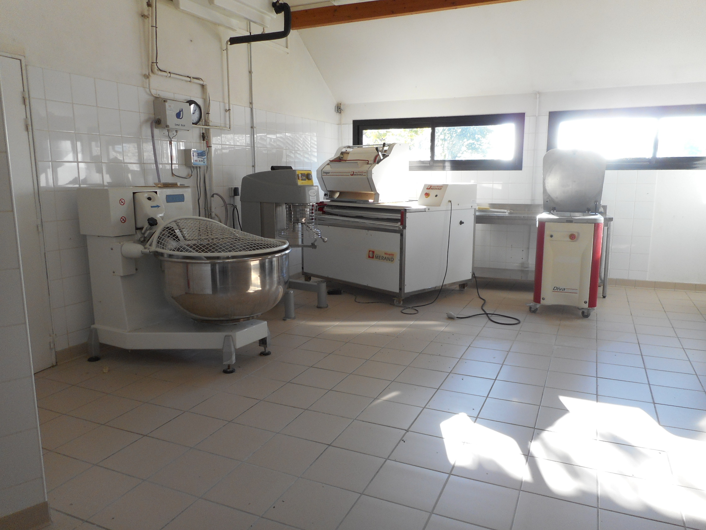 OFFRE DES COLLECTIVITÉS - BOULANGERIE-EPICERIE - SECTEUR NORD OUEST CREUSE - FRESSELINES - Vous rêvez d'entreprendre dans un cadre de vie exceptionnel ?

La commune de Fresselines, village touristique emblématique de la Vallée de la Creuse, recherche un porteur de projet pour exploiter une boulangerie-épicerie idéalement située au cœur du bourg.

✅ Local récent et fonctionnel

✅ Aménagements modernes et prêts à l'emploi

✅ Loyer modéré

✅ Aucune reprise de fonds de commerce

Situé à proximité immédiate de l'Espace Monet-Rollinat, de Micro-Folie, du camping communal et des autres commerces du village (bar-restaurant, salon de coiffure), cet établissement bénéficie d'un environnement attractif et d'une fréquentation touristique reconnue.

Que vous soyez boulanger, artisan-commerçant ou porteur d'un projet associant commerce de proximité et services à la population, toutes les propositions seront étudiées avec attention.

Contact : Mairie de Fresselines - Tél. : 05 55 89 70 46 - @ : mairie@fresselines.fr

- Les plus :

Démarrage immédiat possible

Affaire située en Zone FRR (France Ruralités Revitalisation) ouvrant à des exonérations fiscales et sociales.