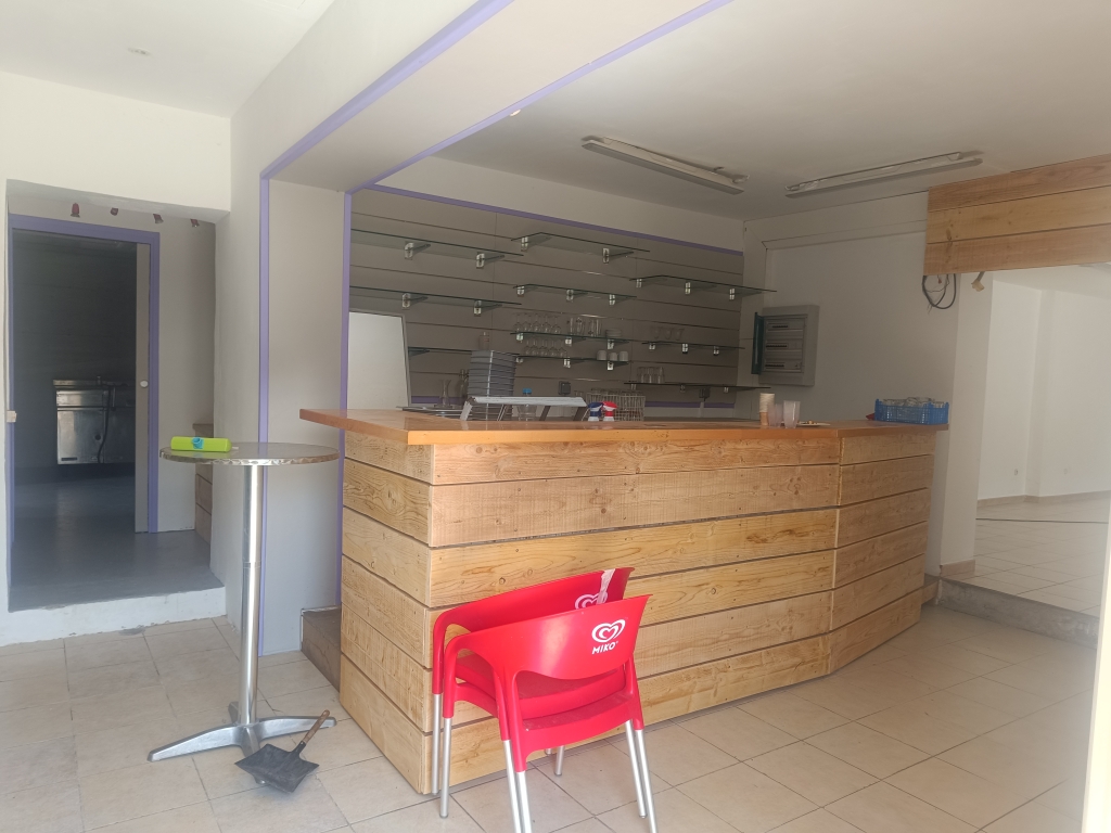 À vendre : Commerce de petite Alimentation - Bar - Snack + Logement, au cœur des Baronnies Provençales

📍 Site prisé des parapentistes – Cadre naturel exceptionnel

Vous rêvez de changer de vie ? Ce bien est fait pour vous !
Situé au cœur du berceau des Baronnies Provençales, dans un environnement naturel idyllique, ce commerce Alimentation - Bar - Snack vous offre une opportunité rare d’allier activité professionnelle et qualité de vie.

✨ Le lieu :
Jouxtant une aire naturelle à la ferme (non incluse dans la vente), le site est un point de passage incontournable des parapentistes et amateurs de nature. La saison estivale y est dynamique et l’hiver, plus doux, permet un rythme de vie équilibré.

🍽️ Le commerce :
D’une surface d’environ 100 m², incluant une arrière-boutique et une terrasse de 40 m² (non couverte), il est partiellement aménagé et comprend tout le matériel nécessaire à l’activité de restauration. Une belle base pour relancer une activité conviviale et attractive. La Licence IV n'est pas disponible pour le moment.

🏡 Le logement :
Sur place, vous disposez d’un espace d’habitation indépendant, idéal pour un couple ou une famille :
*2 chambres de 12 m²
*Salle d’eau + WC indépendant
*Deux grandes pièces détente d’environ 35 m², dont une avec une vue imprenable à 280° sur le Fort des Baronnies

Équipements de confort modernes : géothermie, chauffe-eau solaire, centrale d’aspiration

📦 Un plus :
Un studio indépendant d’environ 45 m², à aménager, vous permettra de développer une activité de location saisonnière.

💶 Ce bien vous est proposé au prix de 420 000 €.

💡 Un cadre de vie et de travail unique, entre nature et convivialité, idéal pour un projet de reconversion ou une installation en couple dans une région ensoleillée et touristique.

📞 N’hésitez pas à me contacter pour de plus amples renseignements ou pour visiter le bien.