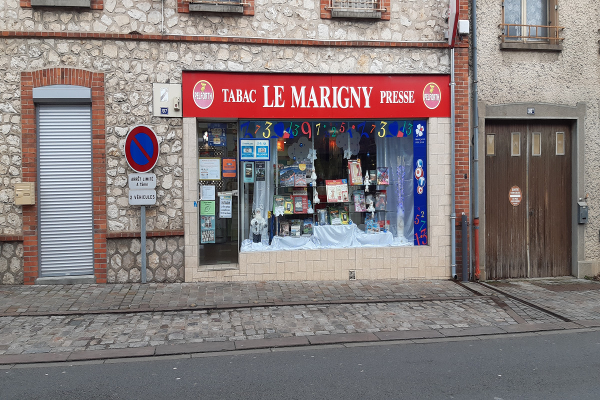 Désirant profiter de la retraite, nous souhaitons vendre notre commerce de Bar/Tabac/PMU/FDJ/Presse. Idéalement situé à 1h30 de PARIS, entre la Beauce et le Perche, sans concurrence, dans une commune calme, à proximité d'un hypermarché, d'autres activités peuvent être exploitées : brasserie, cigarettes électroniques, cartes téléphones, dépôt de colis, etc... Le prix indiqué comprend les murs ET le fonds (possibilité fonds seul)