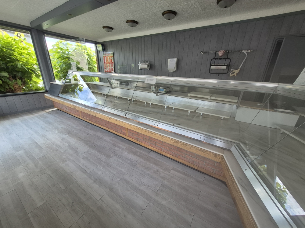FOND BOUCHERIE CHARCUTERIE SALAISONS , VENTES SUR MARCHES 4 MATINS PAR SEMAINE DANS UN RAYON DE 10 KMS ET LE VENDREDI MATIN EN BOUTIQUE POURVU D UN PARKING ( POSSIBILITE D ETENDRE LES JOURS D OUVERTURE ) , SITE TOURISTIQUE AVEC CENTRE DE LOISIRS ET HEBERGEMENTS LOCATIFS A 3KMS (2 marchés hebdomadaires) CAMION MAGASIN PANORAMIQUE ETALMOBIL EN TRES BON ETAT( PERMIS VL )  MATERIEL DE FABRICATION RECENT. 3 CHAMBRE FROIDES .
CA EN PROGRESSION .
MURS A LA VENTE , MAISON INDIVIDUELLE , LOGEMENT AU DESSUS DU MAGASIN , ATELIER DE FABRICATION AU RES DE CHAUSSEE AVEC  GARAGE 70 M2 ATTENANT POUR LE CAMION ET QUI FAIT OFFICE DE TERRASSE AMENAGEE POUR LE LOGEMENT . DOUBLE VITRAGE ET VOLANTS ROULANTS ALU (3 ans) CUISINE INTEGREE (2ans)