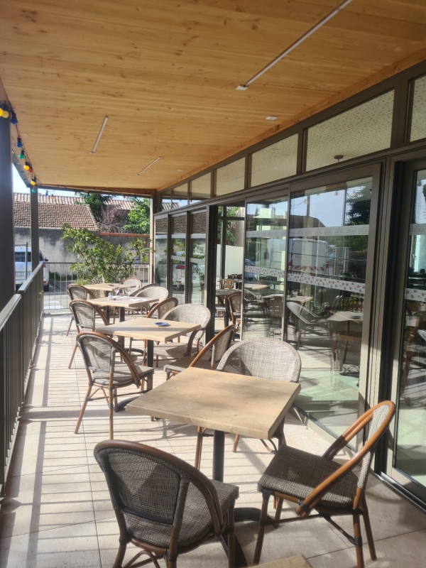 Bar restaurant de village dans la drome des collines.
Sur axe touristique proche du palais idéal du facteur CHEVAL à 5mn dune sortie de l'A7.
Dans un trés joli bâtiment de 1900 entièrement rénové, travaux terminés en 2024. 
Ouvert en juin 2024. Tout le matériel de cuisine a été installé neuf (four RATIONAL I-COMBI PRO et I-VARIO XS 2x17 litres) 
Matériel et mobilier de bar égalment installé neuf ou entièrement restauré en 2024.
Accés et sanitaires PMR
Vidéo surveillance
Aucun contrat fournisseurs
Comprenant :
Une salle de 30 couverts
Une véranda de 18 couverts
Une terrasse couverte orientée Sud de 20 couverts
Loyer de 6200€ par an
Chauffage centrale à granules
Licence IV mise à disposition par la mairie.
