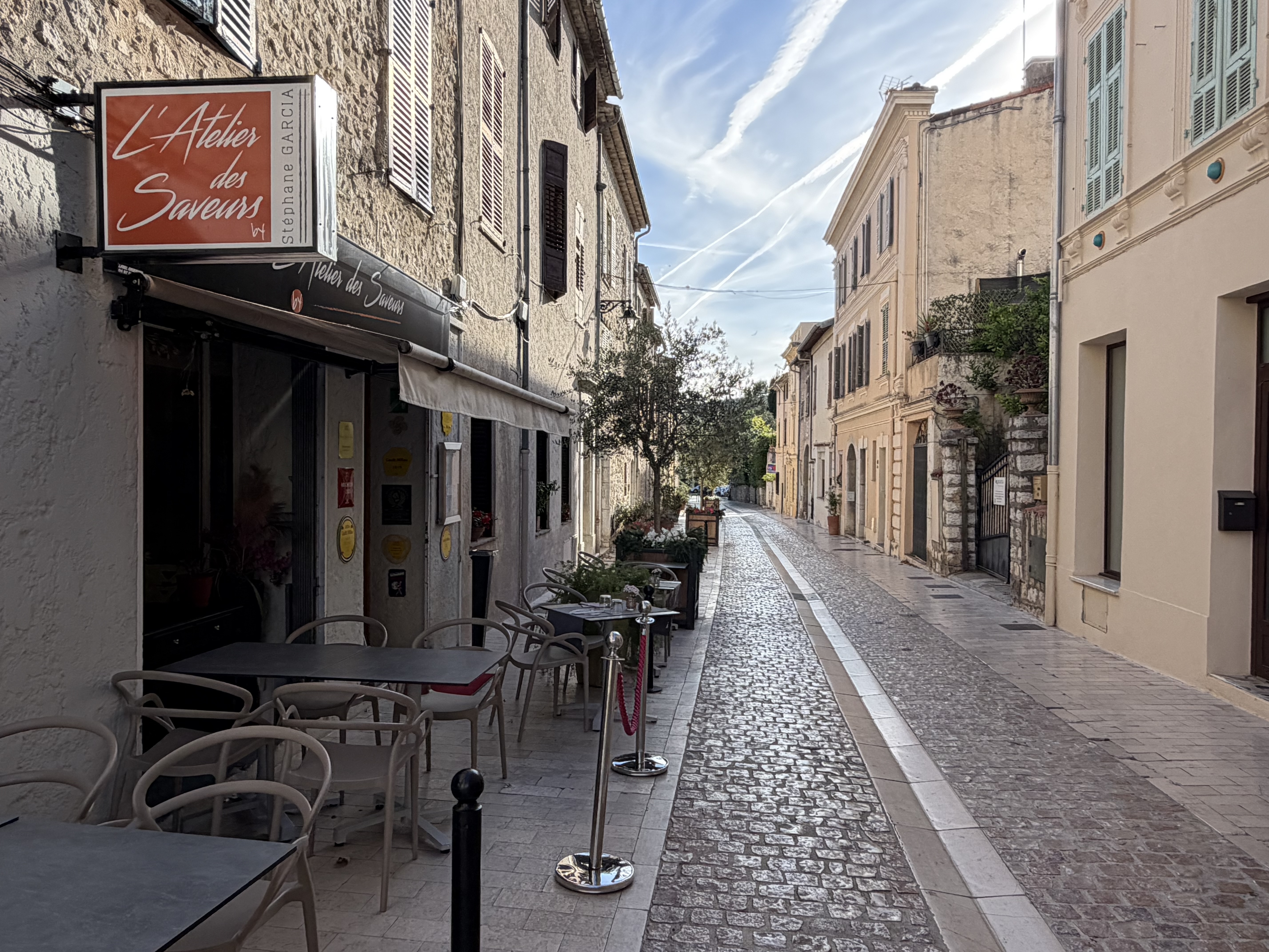 À VENDRE RESTAURANT DE CHARME À LA COLLE-SUR-LOUP

Belle opportunité de reprise avec L Atelier des Saveurs, restaurant reconnu et exploité avec succès depuis 2018 au coeur de La Colle-sur-Loup, à proximité de Saint-Paul-de-Vence et de la Côte d Azur.

Les points forts :
Excellente réputation et clientèle fidèle
Environ 24 places en salle + terrasse de 20 couverts
Cuisine professionnelle entièrement équipée et parfaitement entretenue
Faible loyer : 500 / mois
Bail commercial 3/6/9 renouvelé
Aucun investissement à prévoir
Affaire saine, rentable et clé en main

Actuellement exploité sur des horaires réduits, l établissement offre un fort potentiel de développement en élargissant les jours et horaires d ouverture.
Idéal pour un couple de restaurateurs ou un professionnel souhaitant s installer dans un cadre de vie exceptionnel entre mer et arrière-pays.

Accompagnement à la reprise possible.

Dossier complet et informations complémentaires sur demande.