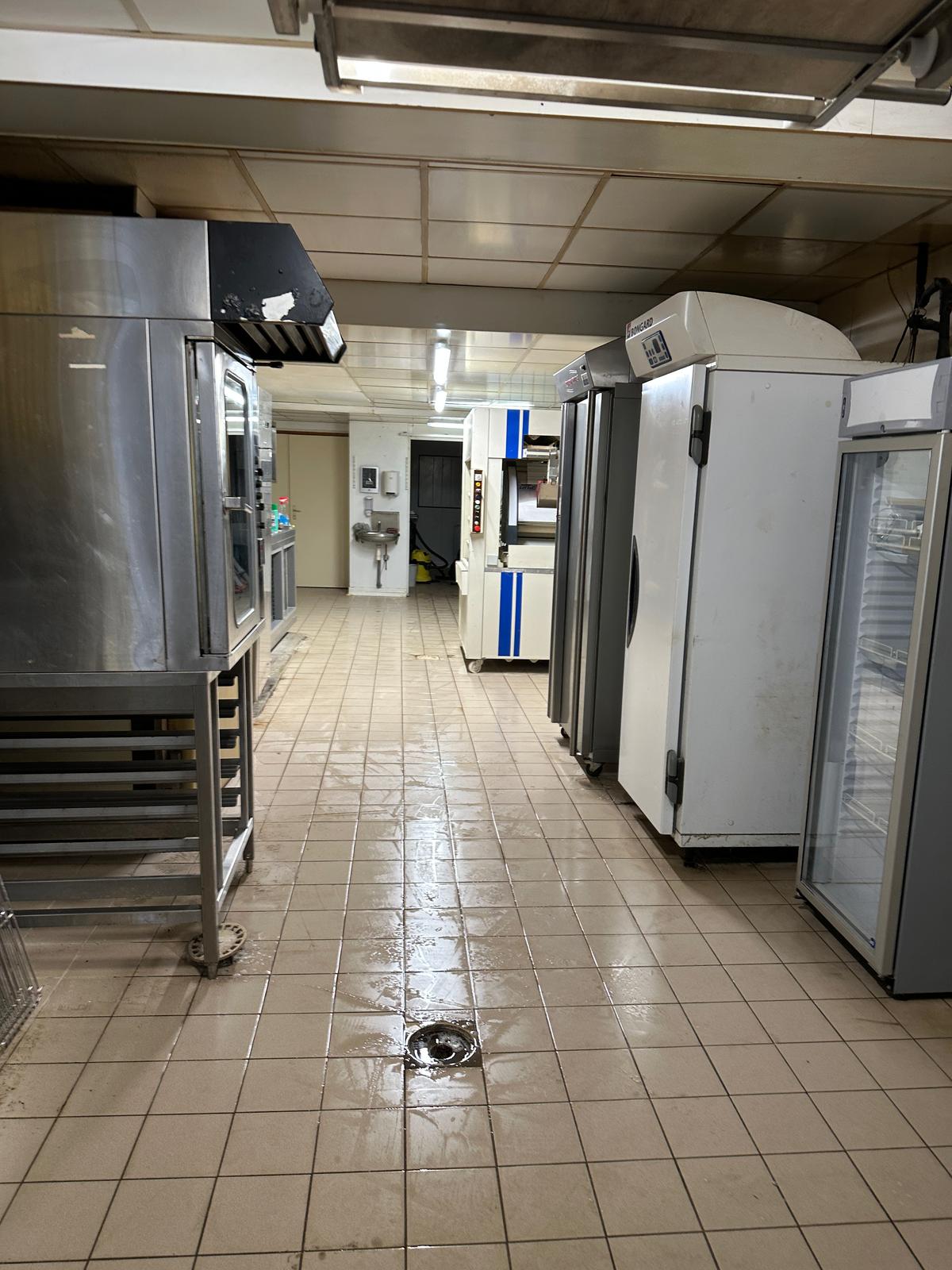 🥖 Boulangerie à reprendre en location-gérance
Commune dynamique de 650 habitants – opportunité à développer

Au cœur d’une commune rurale vivante et accueillante, la municipalité recherche un(e) professionnel(le) motivé(e) pour reprendre la boulangerie du village en location-gérance.

📍 Un commerce essentiel avec un fort potentiel
La boulangerie constitue un point de vie central pour les habitants. Elle bénéficie d’une clientèle locale fidèle, mais présente encore un réel potentiel de développement (gamme, horaires, offre snacking, tournées, dépôt dans communes voisines, etc.).

🏡 Un cadre de vie attractif
Commune d’environ 650 habitants (Bassin d’environ 1200 habitants)
Environnement calme et agréable
Forte attente et soutien de la population et de la municipalité
Qualité de vie idéale pour un projet familial

💼 Conditions de reprise
Location-gérance
Loyer : 800 € HT / mois (Fonds de commerce et logement inclus)
Logement sur place (fortement recommandé pour l’activité)
👩‍🍳👨‍🍳 Profil recherché
Couple ou professionnel prêt à s’investir durablement
Motivation, sens du service et envie de développer l’activité
Esprit d’initiative pour dynamiser le commerce
🚀 Une opportunité à saisir

Ce projet s’adresse à des personnes souhaitant s’ancrer dans un territoire, créer du lien et faire évoluer un commerce à fort potentiel, avec l’appui d’une commune engagée