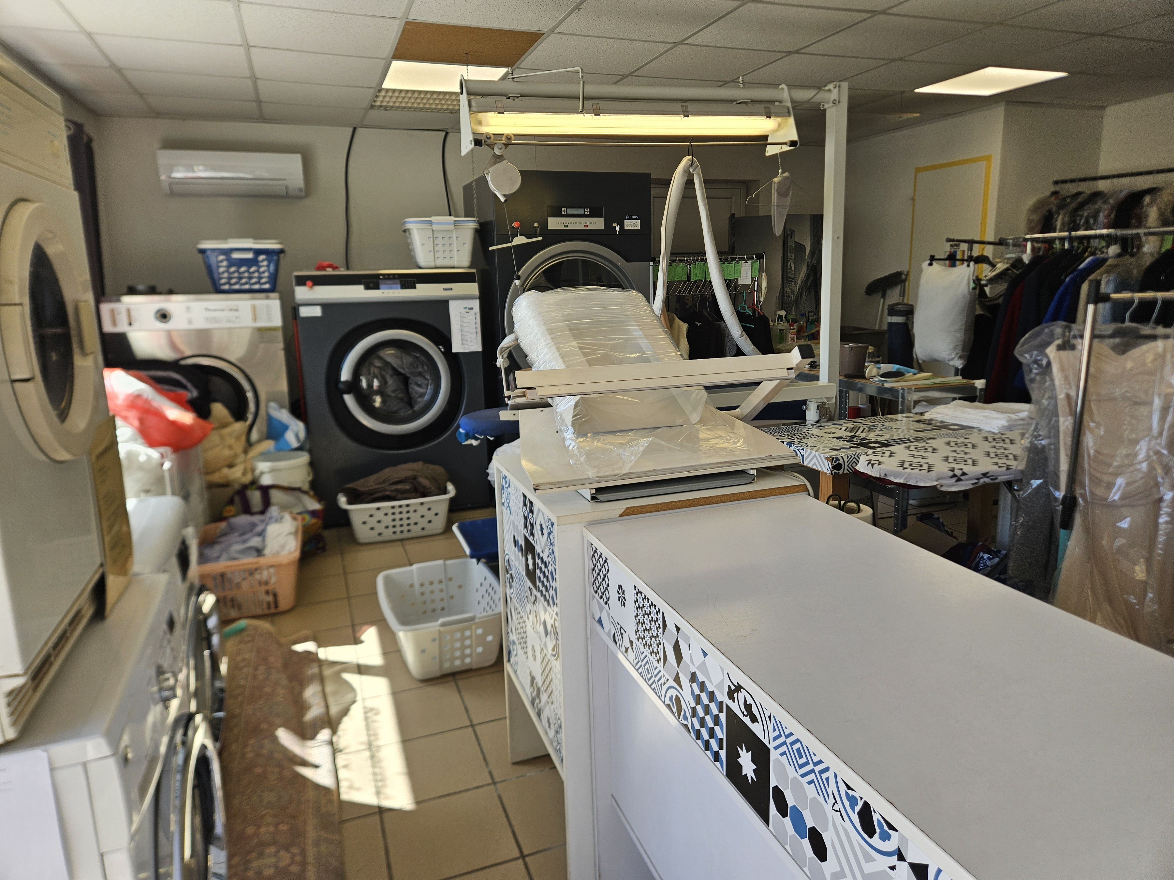 Pressing en aquanettoyage.
50 m2.
Clientèles particuliers et professionnels fidèles. 
Tout le matériels en bon état. 
Idéalement situé avec parking. 
Proche de 2 grandes surfaces et du centre ville. 
Loyer modéré. 
Petit prix de vente cause santé.