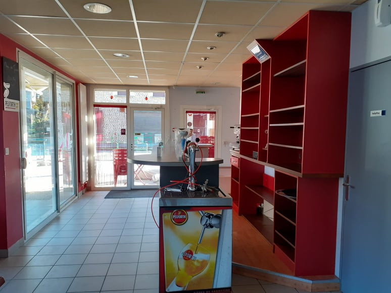 Bar restaurant d'un centre village de 220 Habitants regroupé en commune nouvelle depuis le 1er janvier 2019 avec les Communes de Montrigaud et Miribel (1010 habitants au total).
Commune située à 25 kms de Romans-sur-Isère et 40 Kms  de Valence (26). Hauterives (Palais du Facteur Cheval) à 17 kms, St Antoine-l 'Abbaye (8 kms) et à 1h15 de Lyon