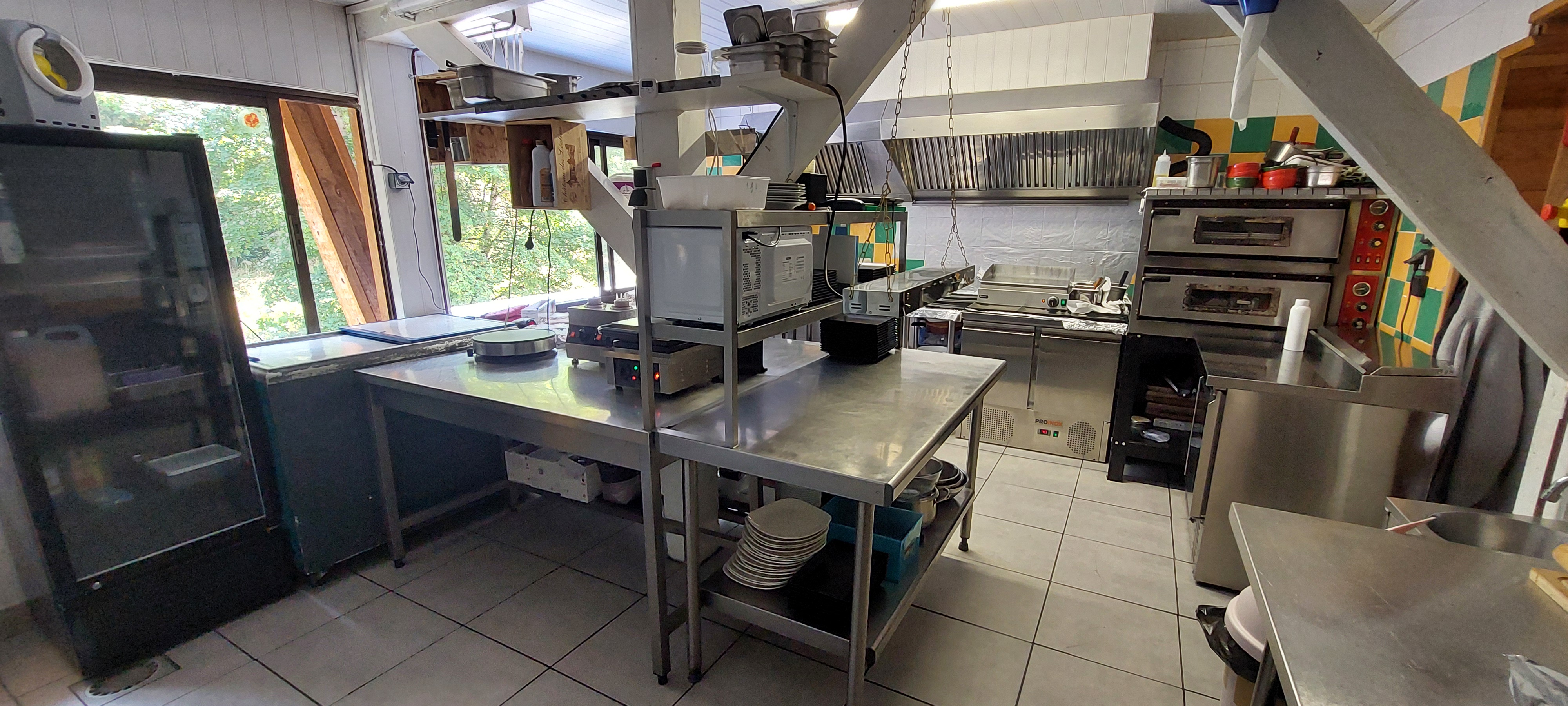 fonds de commerce d'un restaurant avec licence débit de boissons type 3.
Dans le village renommé et très touristique de Gavarnie, cet établissement atypique est niché en contrebas de la route et bénéficie d'une vue imprenable sur le cirque et d'un balcon sur le gave. en 2026 le village sera en plus le théâtre d'une arrivée du tour de France.
une salle chaleureuse de 28 places avec son rocher véritable. Un petit coin bar, une plonge et cuisine équipée sur environ 85m2. Petit logement avec coin chambre + salle de bains avec wc sur environ 25m2
balcon/terrasse de 27m2 environ
cave de stockage.
endroit atypique, idéal pour un couple. à voir absolument.
Crédit vendeur possible.
me contacter pour infos supplémentaires.