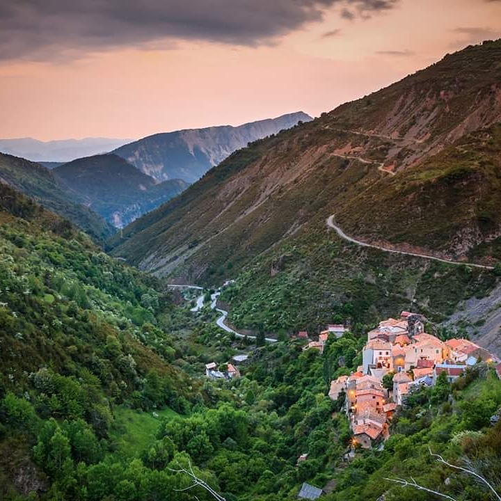 La commune de Pierlas dans les Alpes-Maritimes recrute un couple et fait appel à candidature pour la réouverture de son auberge' Lou Poumié' en Avril 2025. La commune est située à 1100 m 'altitude, à 65km de Nice, à 20km de Beuil-VaIberg station de ski.
Les locaux comprennent un Bar, un restaurant de 35 places plus une terrasse couverte de 30 places, un emplacement multi services, vente de produits locaux, informations touristiques et une cuisine entièrement équipée, le tout situé au RDC.
Niveau -1 : accessible par ascenseur et escalier, 3 chambres pour 2 personnes + blanchisserie
Niveau -2 : garage pour 2 roues et zone de détente
Mobilier intérieur et extérieur compris dans la location
Etablissement en conformité aux règles d'hygiène, de sécurité et d'accessibilité pour les
PMR
Il est prévu également la gestion de 3 gîtes communaux pouvant accueillir chacun 4 personnes.
Montant du loyer Auberge : 450 C H.T ( licence 4 incluse )/ mois Montant du loyer des gîtes: 180 C H.T/mois
L'exploitation est prévu dans le cadre d'un Bail dérogatoire de 24 mois.
Profil souhaité : bonne formation de base et expérience confirmé dans la restauration, apprécier la montagne et vivre dans un village médiéval.
Etablissement ouvert 11 mois sur 12, 7j / 7 les mois de juillet et août
Date limite de réception des candidatures 21 février